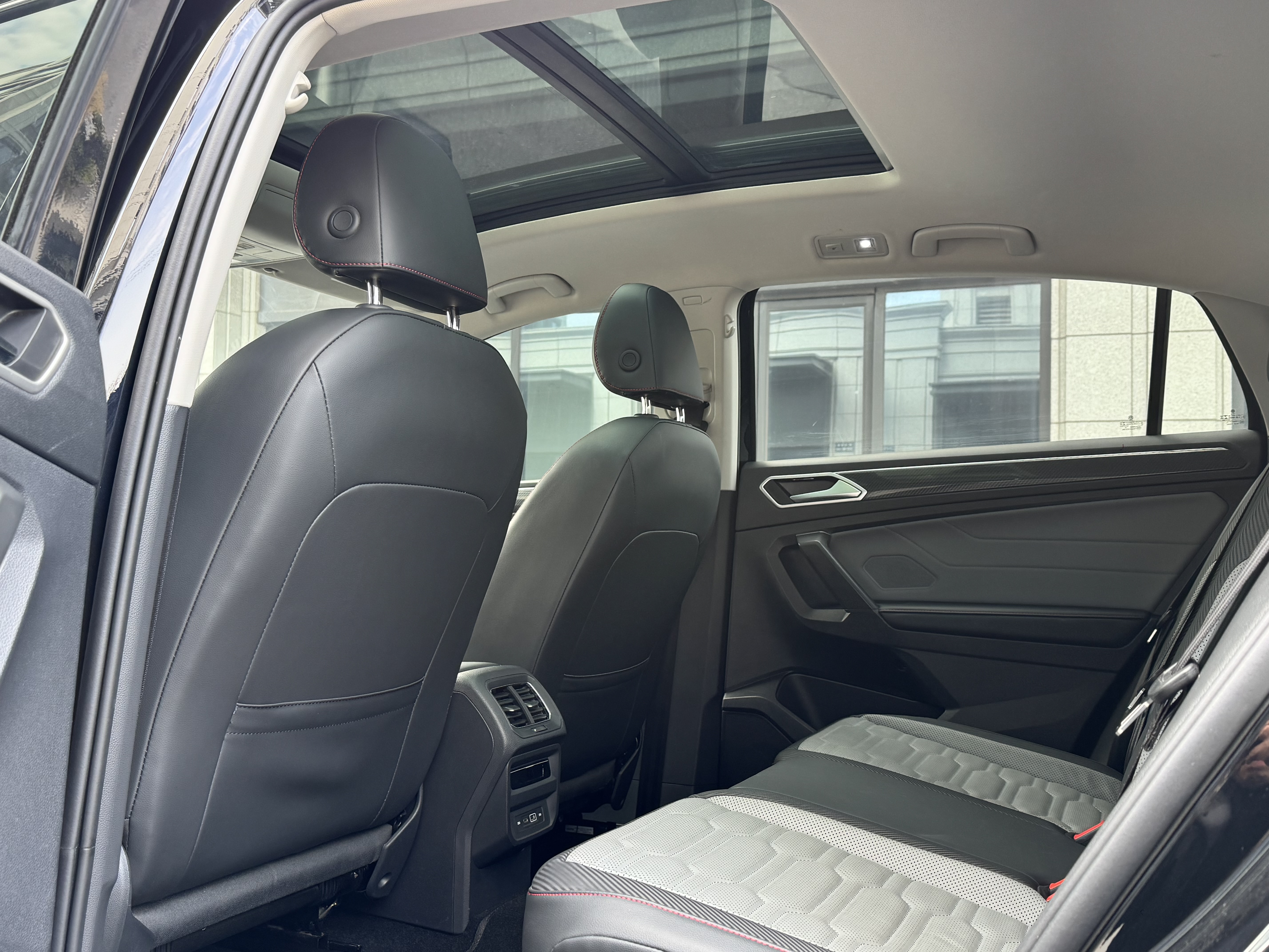 Volkswagen Tiguan X 2023 immagine di auto #7