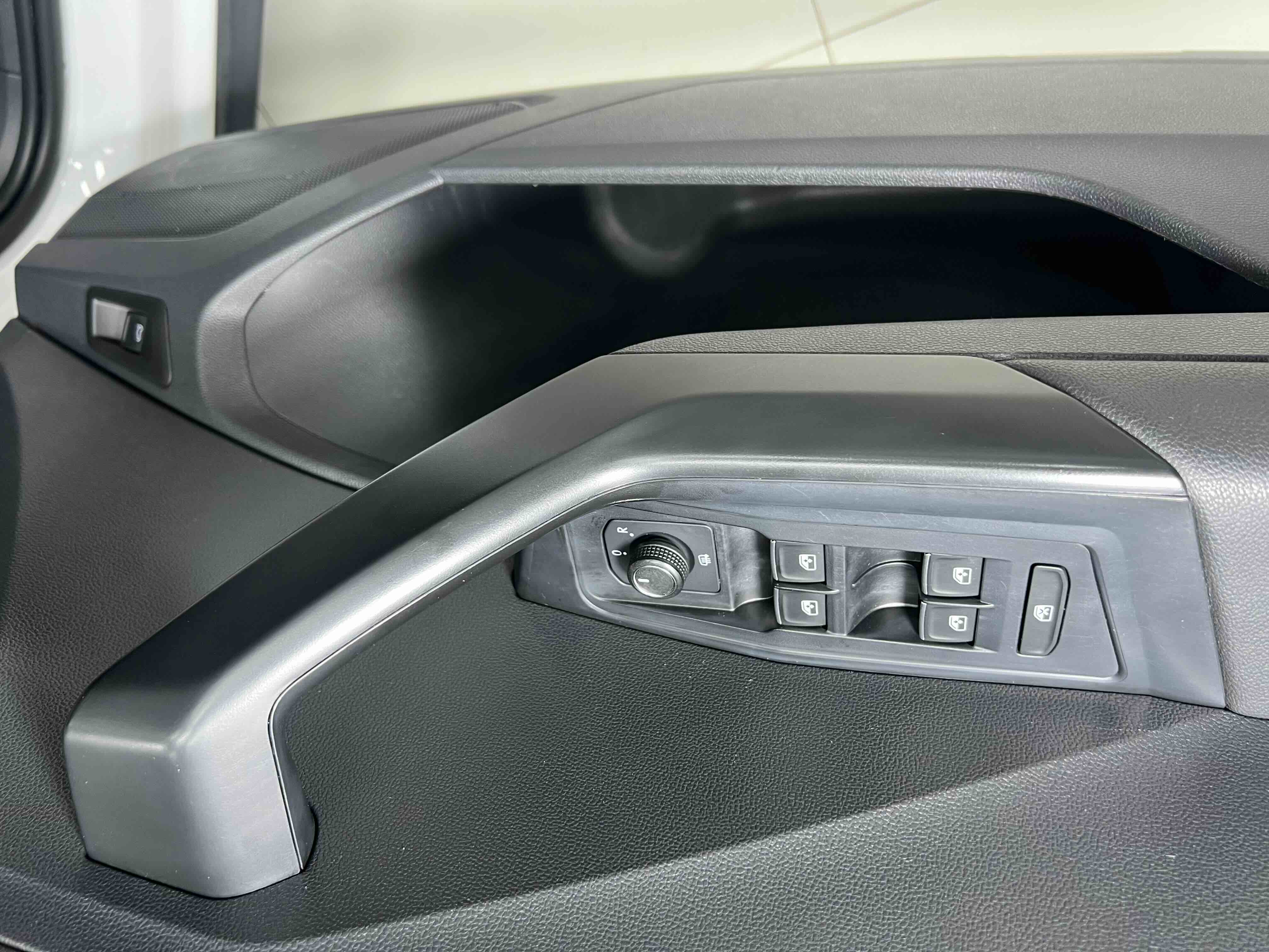 Volkswagen T-Roc 2021 car image #7