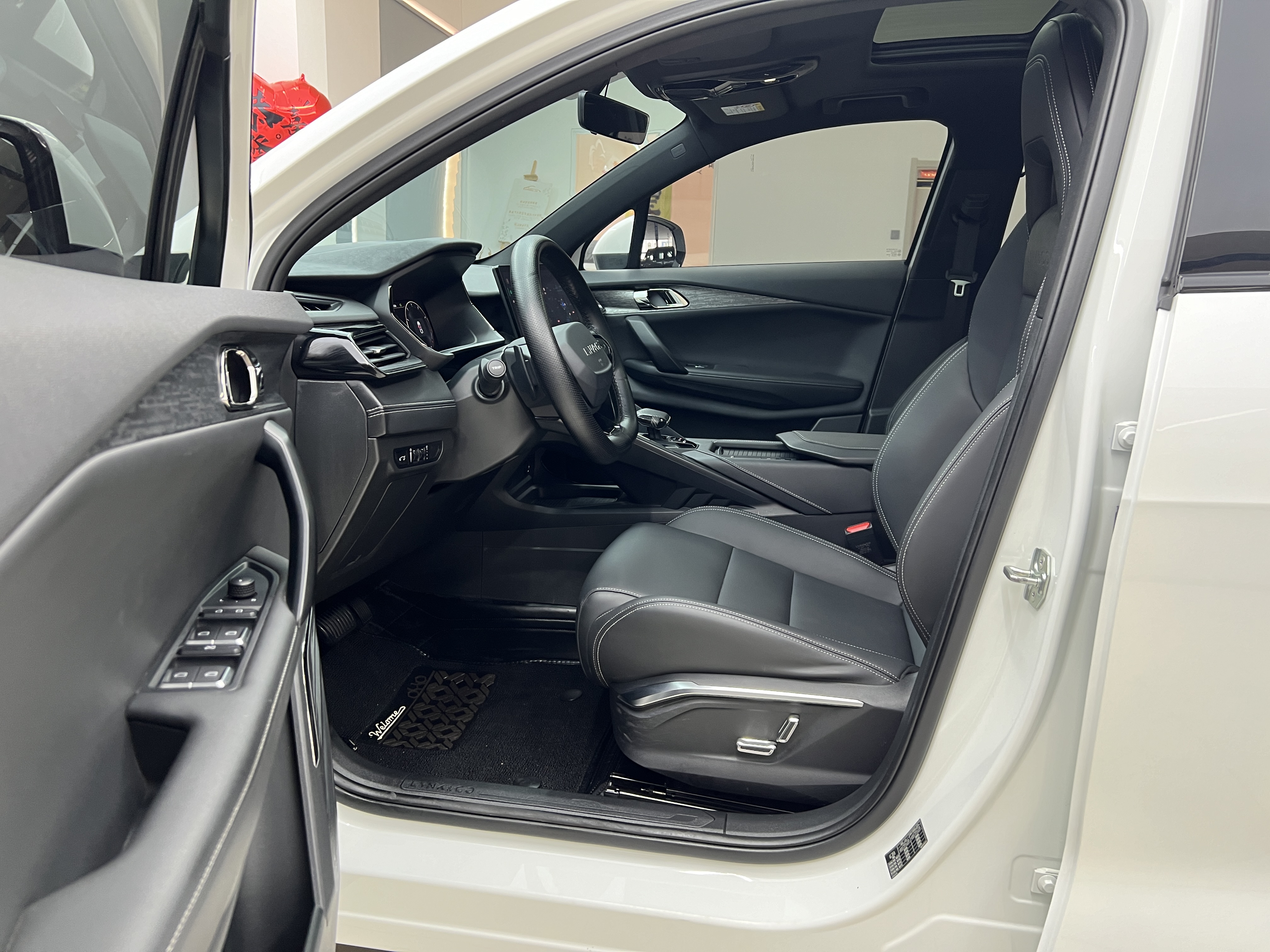Lynk & Co 06 2023 car image #7