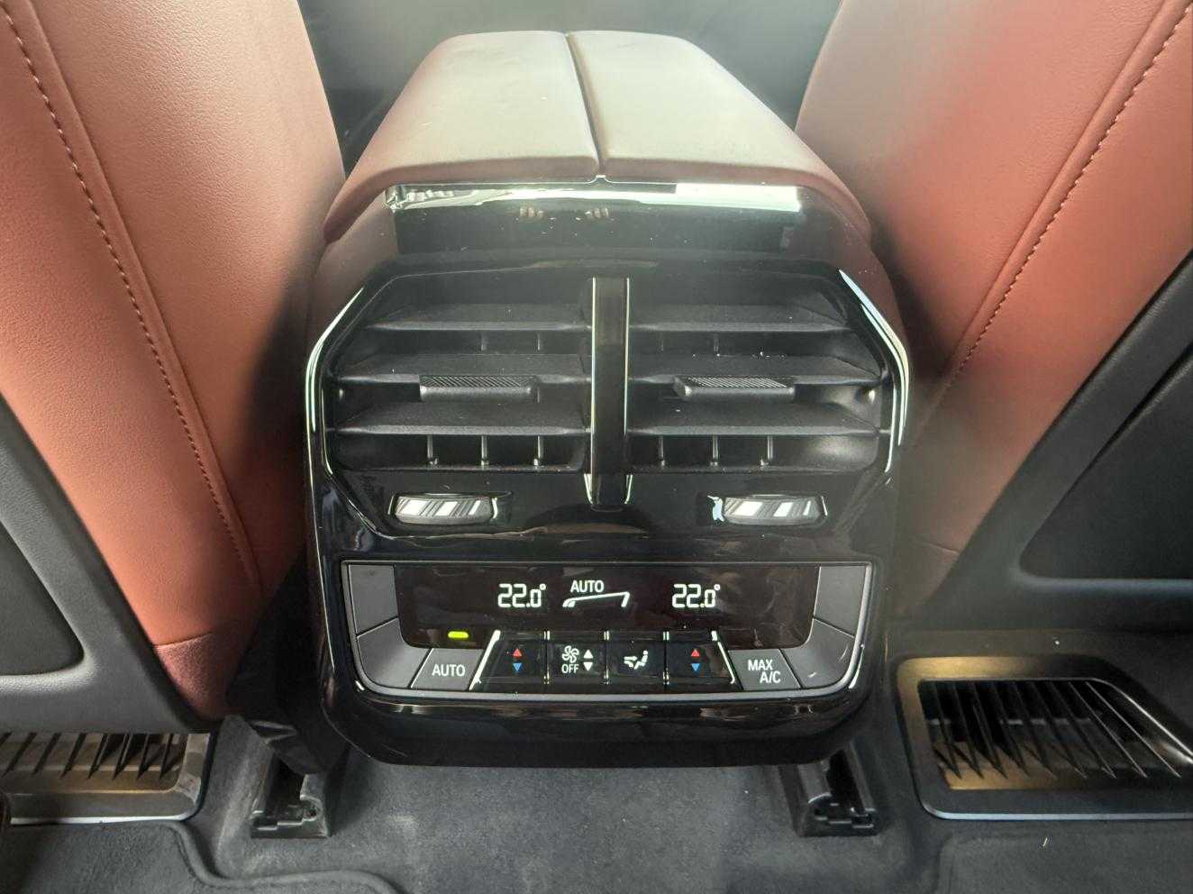 BMW iX 2023 car image #7