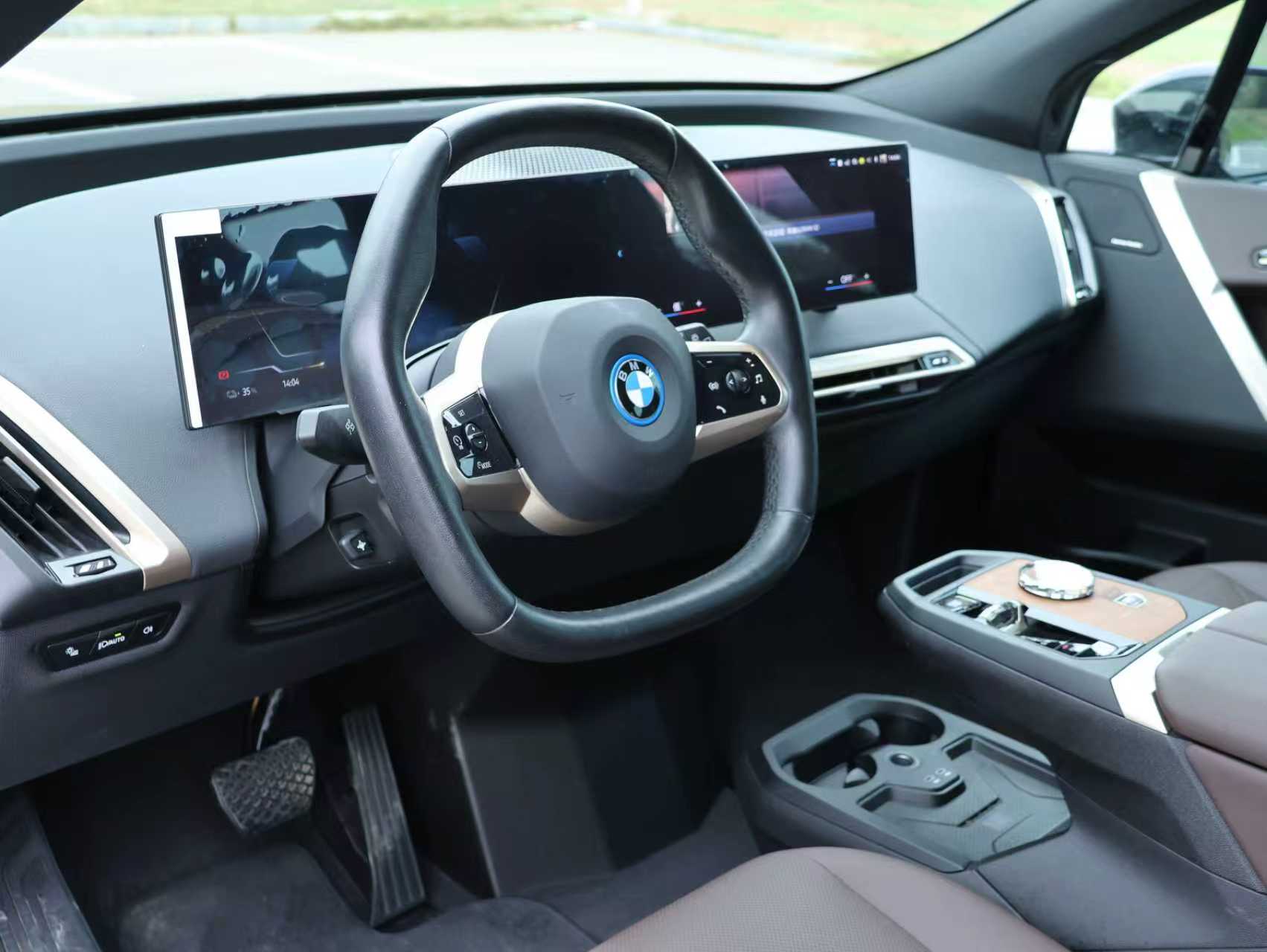 BMW iX 2023 immagine di auto #7