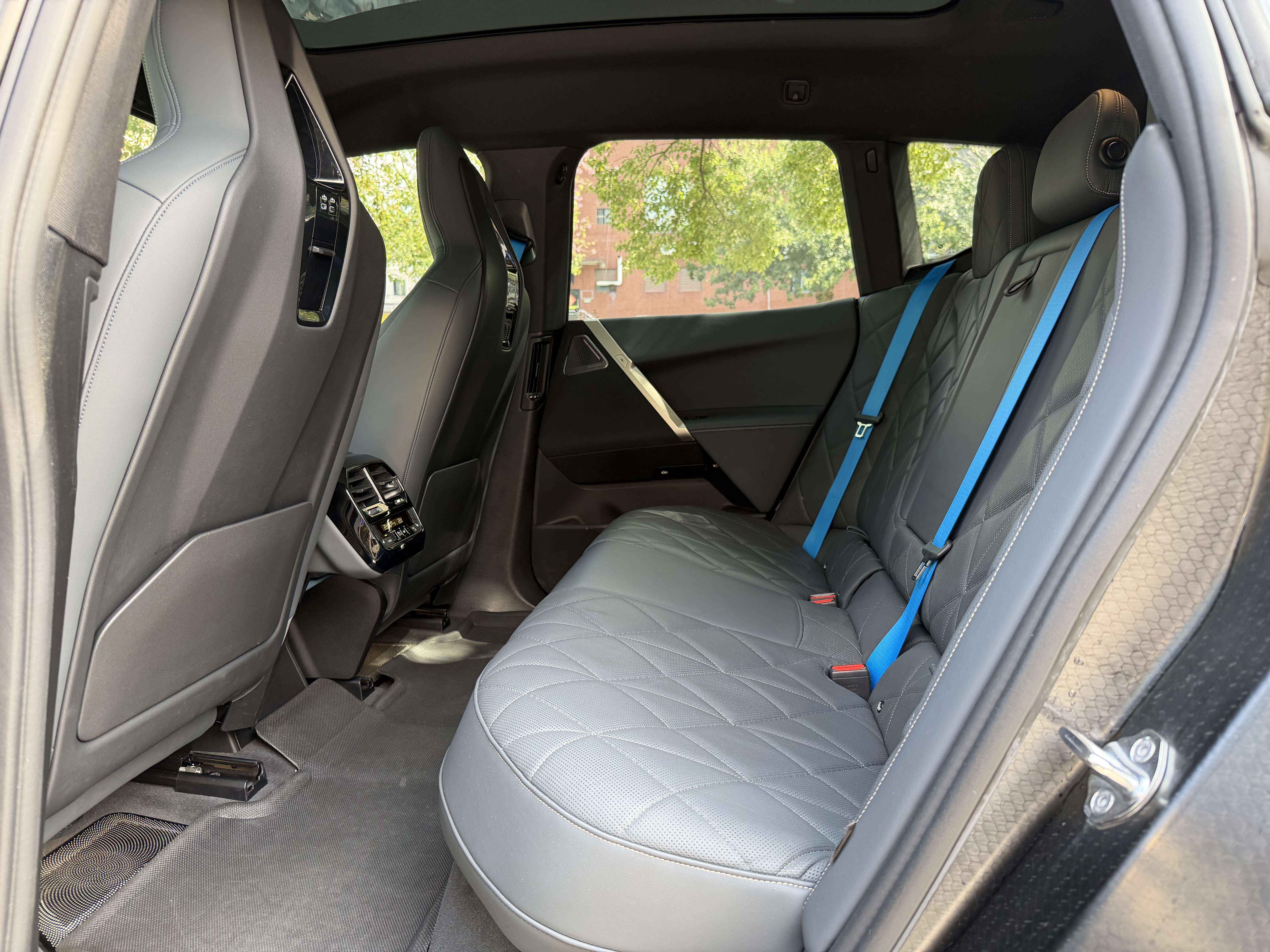 BMW iX M60 2023 car image #7