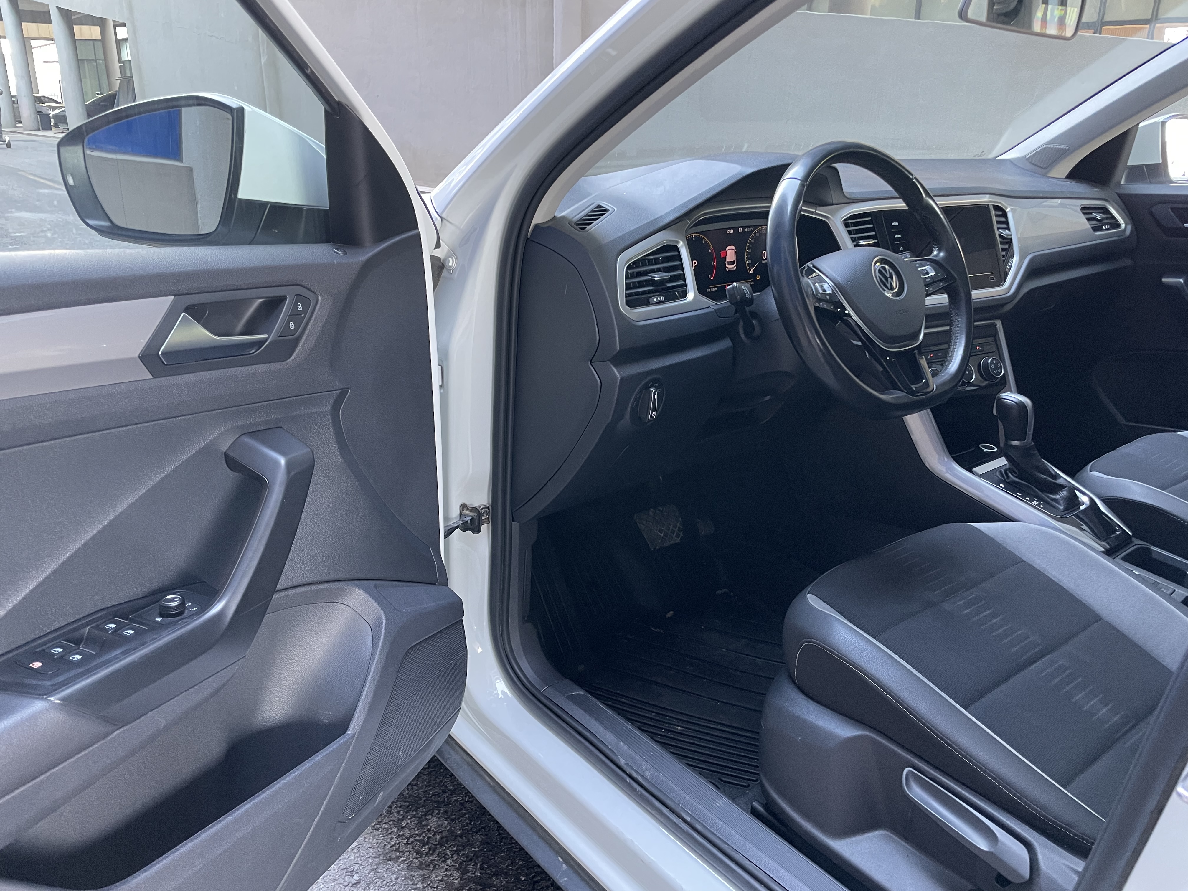 Volkswagen T-Roc 2022 car image #7