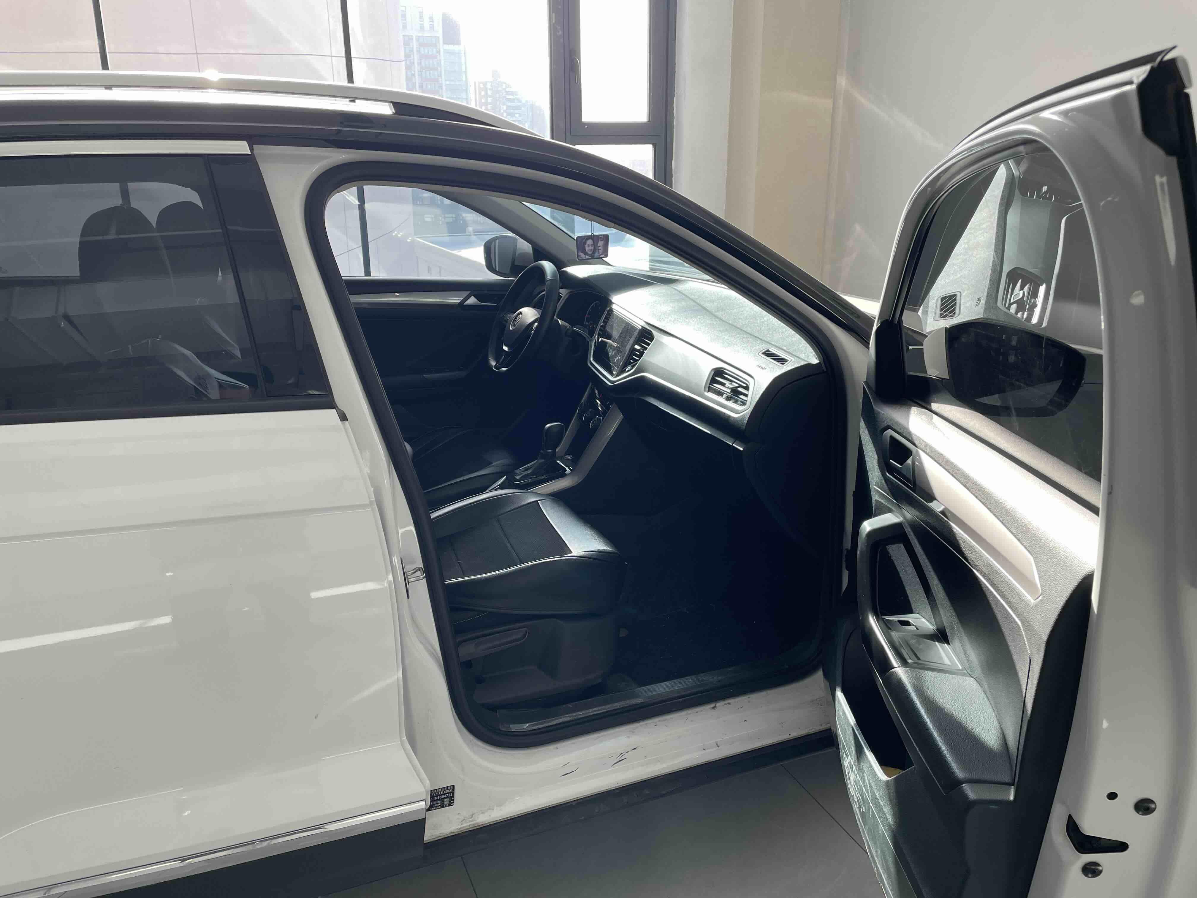 Volkswagen T-Roc 2023 car image #7