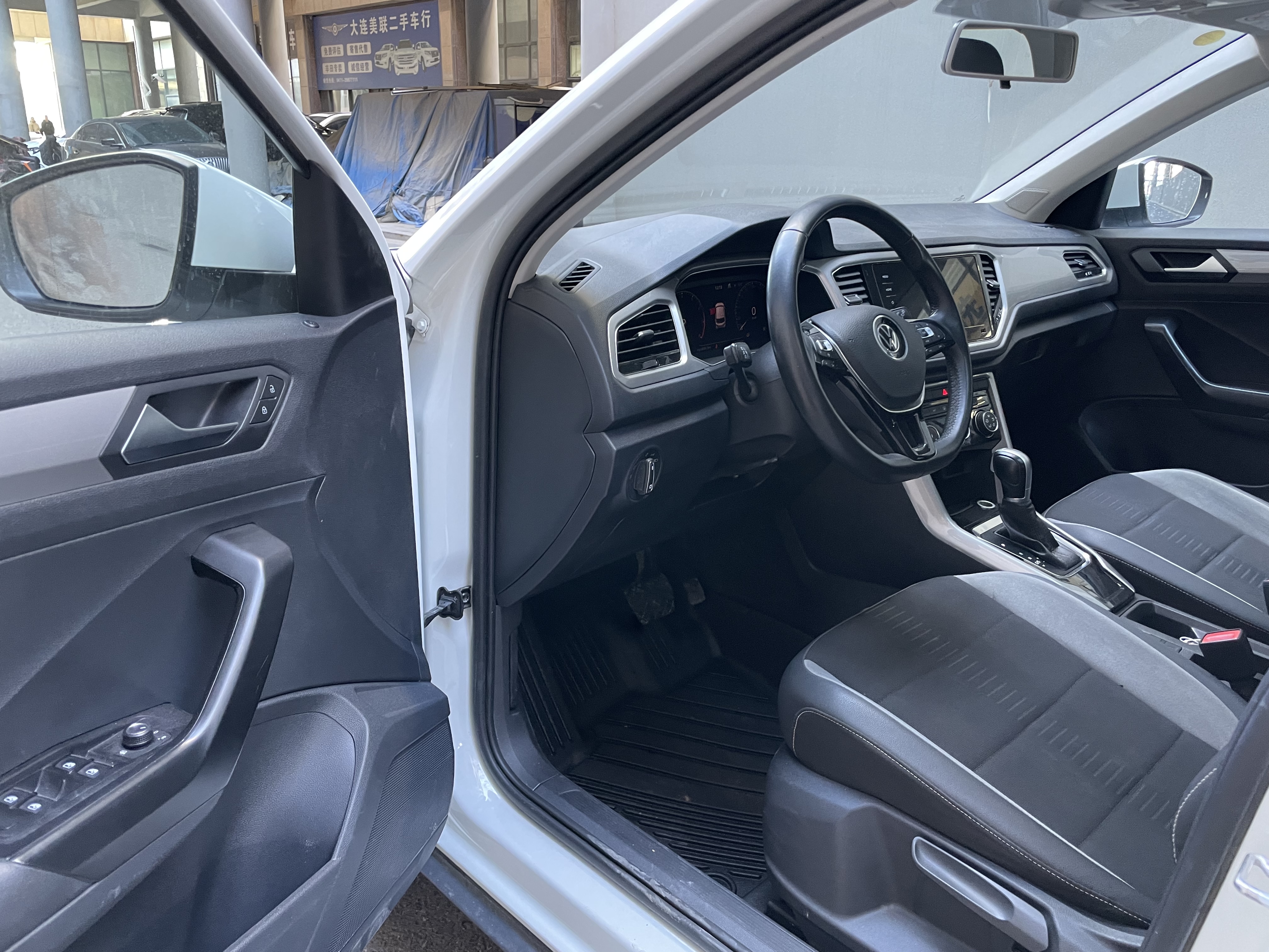 Volkswagen T-Roc 2022 car image #7