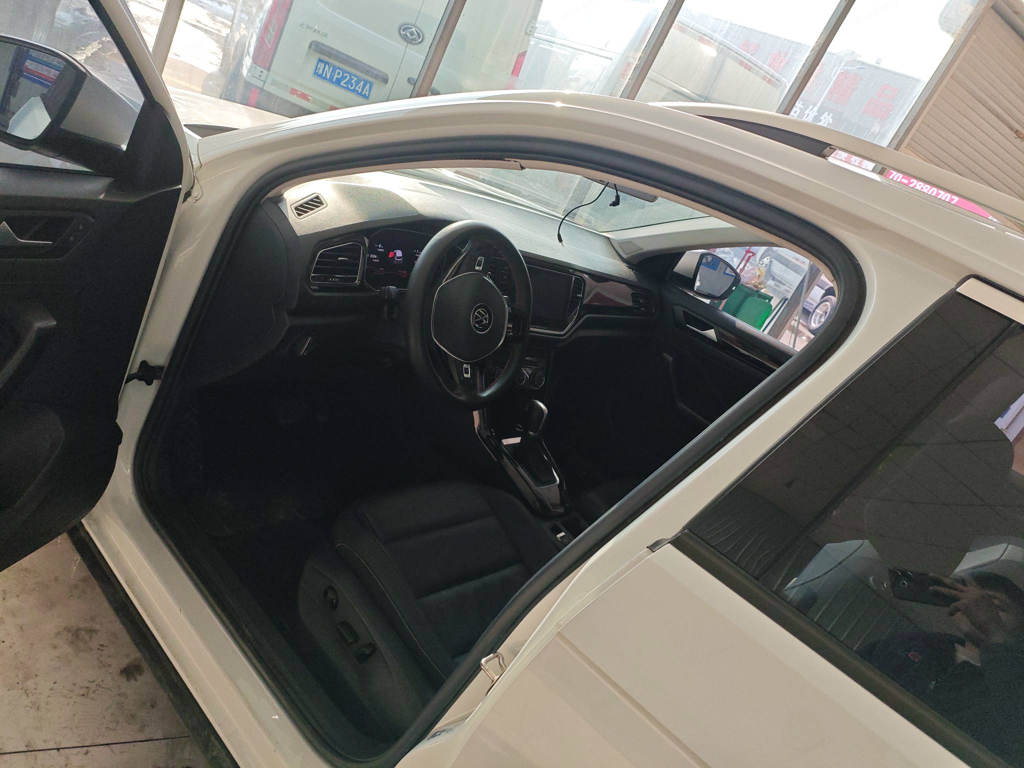 Volkswagen T-Roc 2023 car image #7