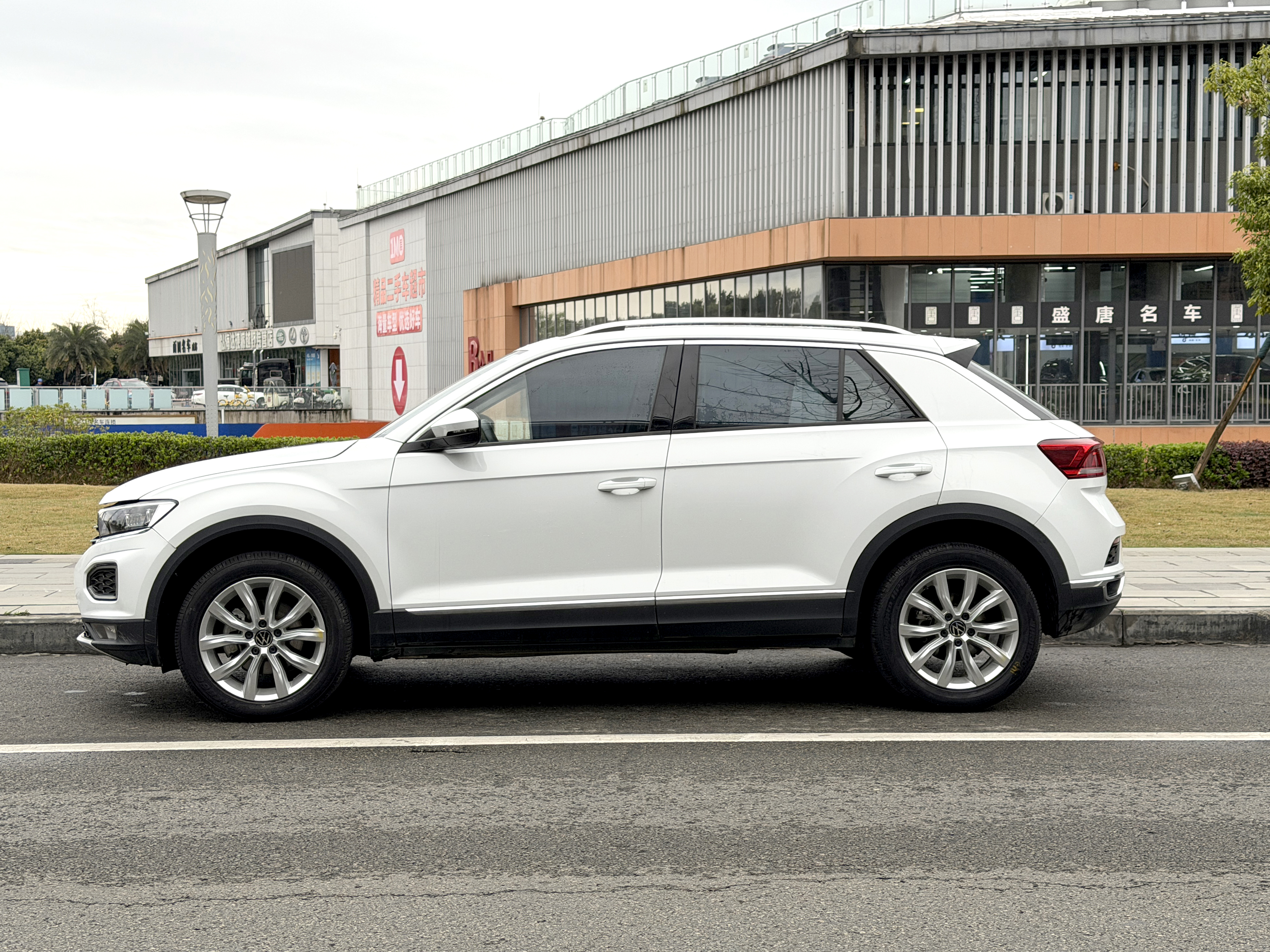 Volkswagen T-Roc 2023 car image #7