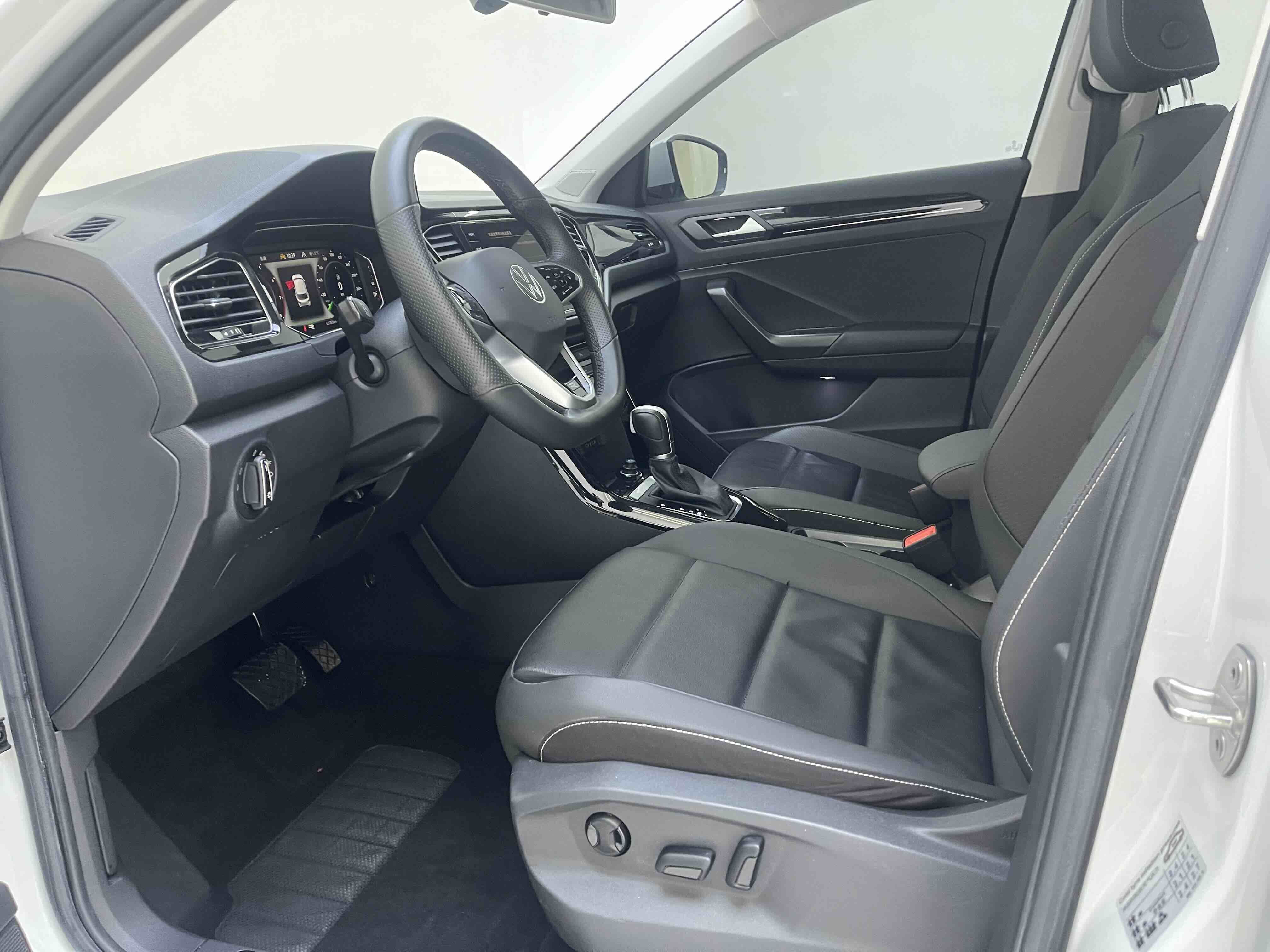 Volkswagen T-Roc 2023 car image #7