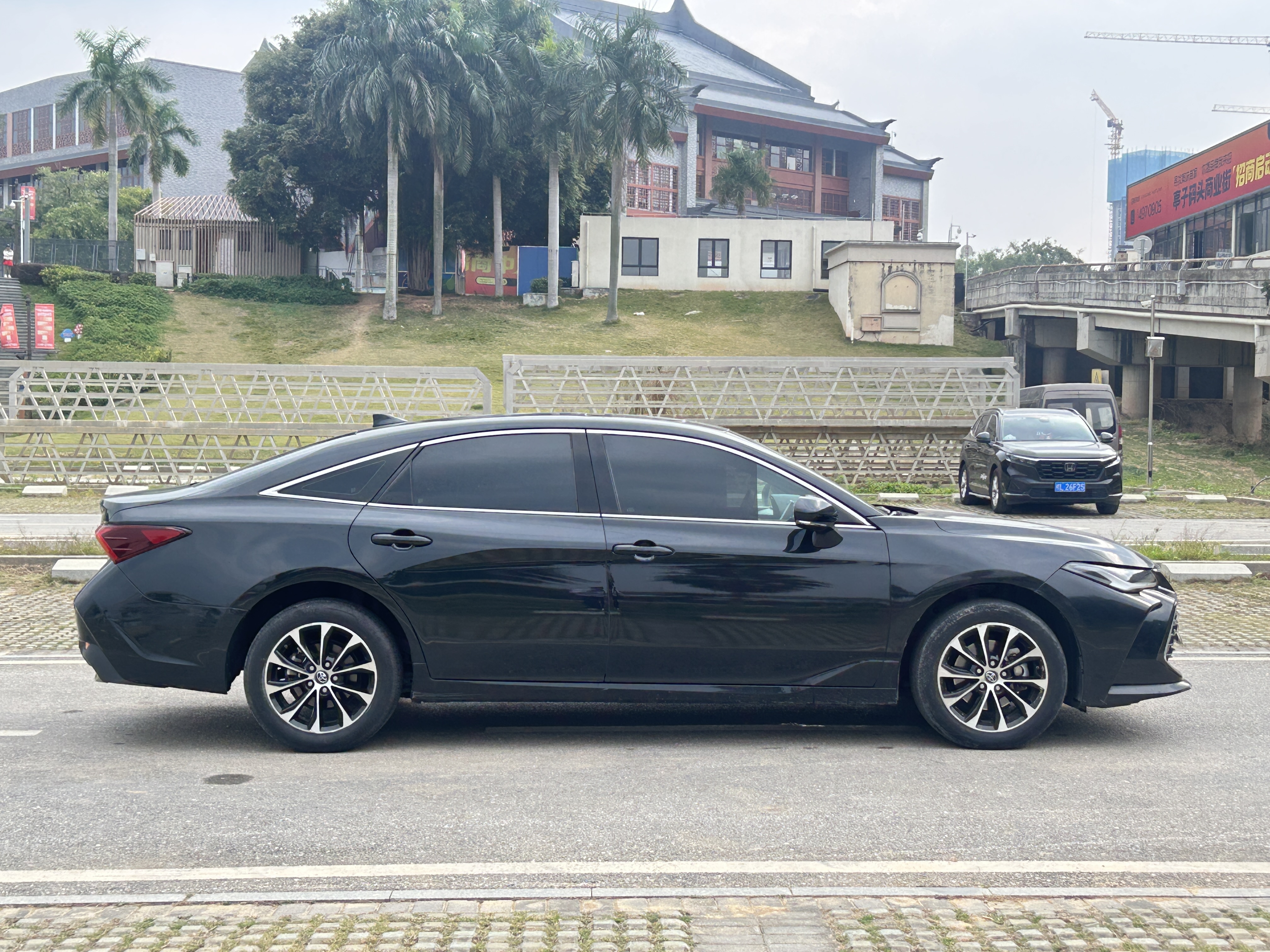 Toyota Avalon 2023 car image #7