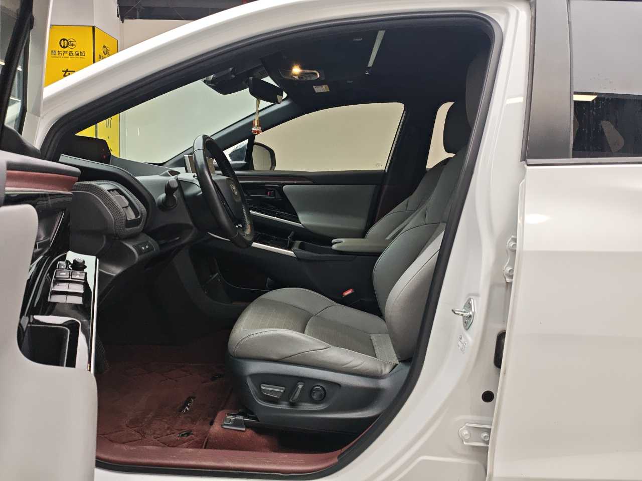 Toyota bZ4X 2023 immagine di auto #7