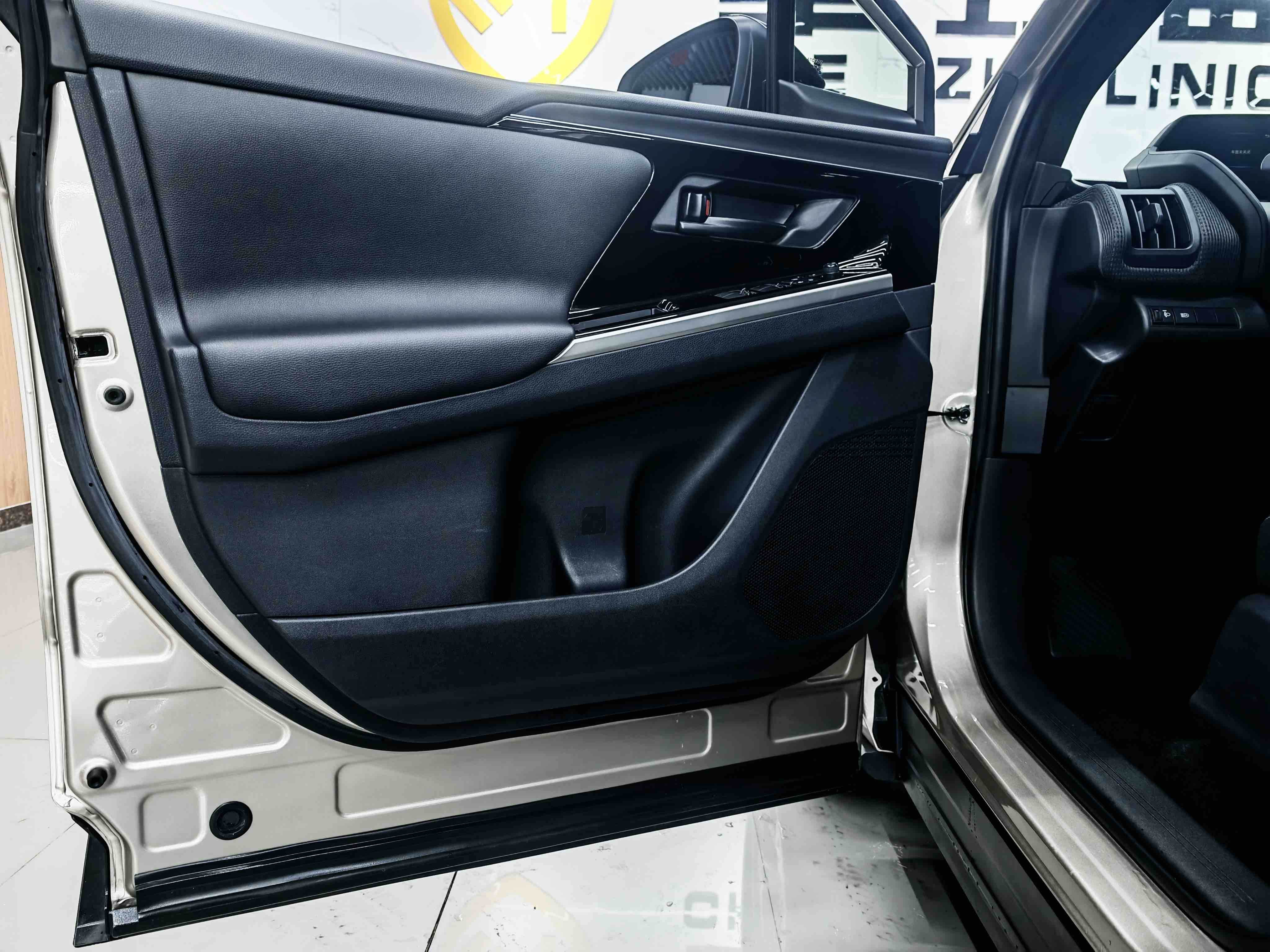 Toyota bZ4X 2022 immagine di auto #7