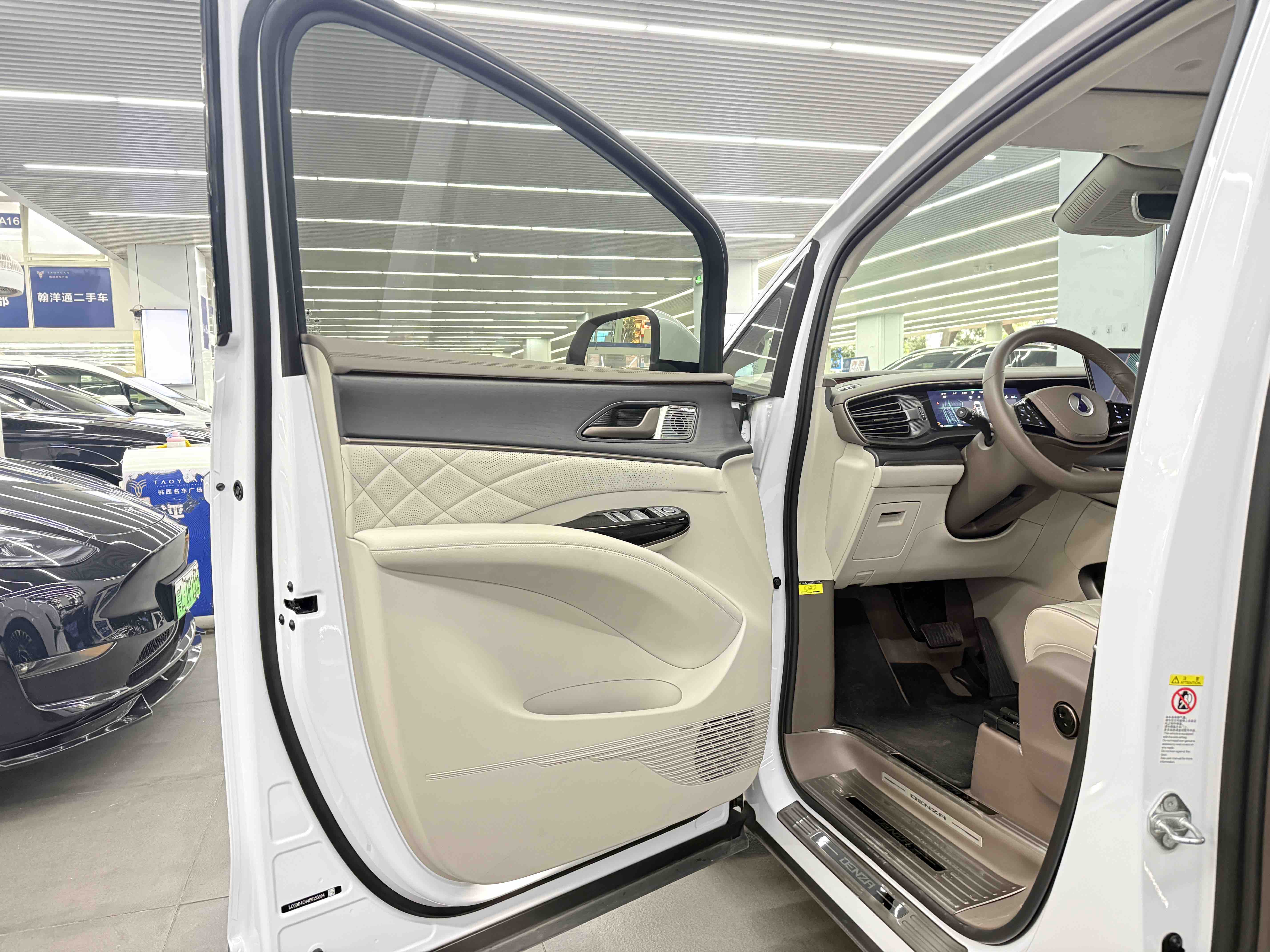 Denza D9 2023 car image #7