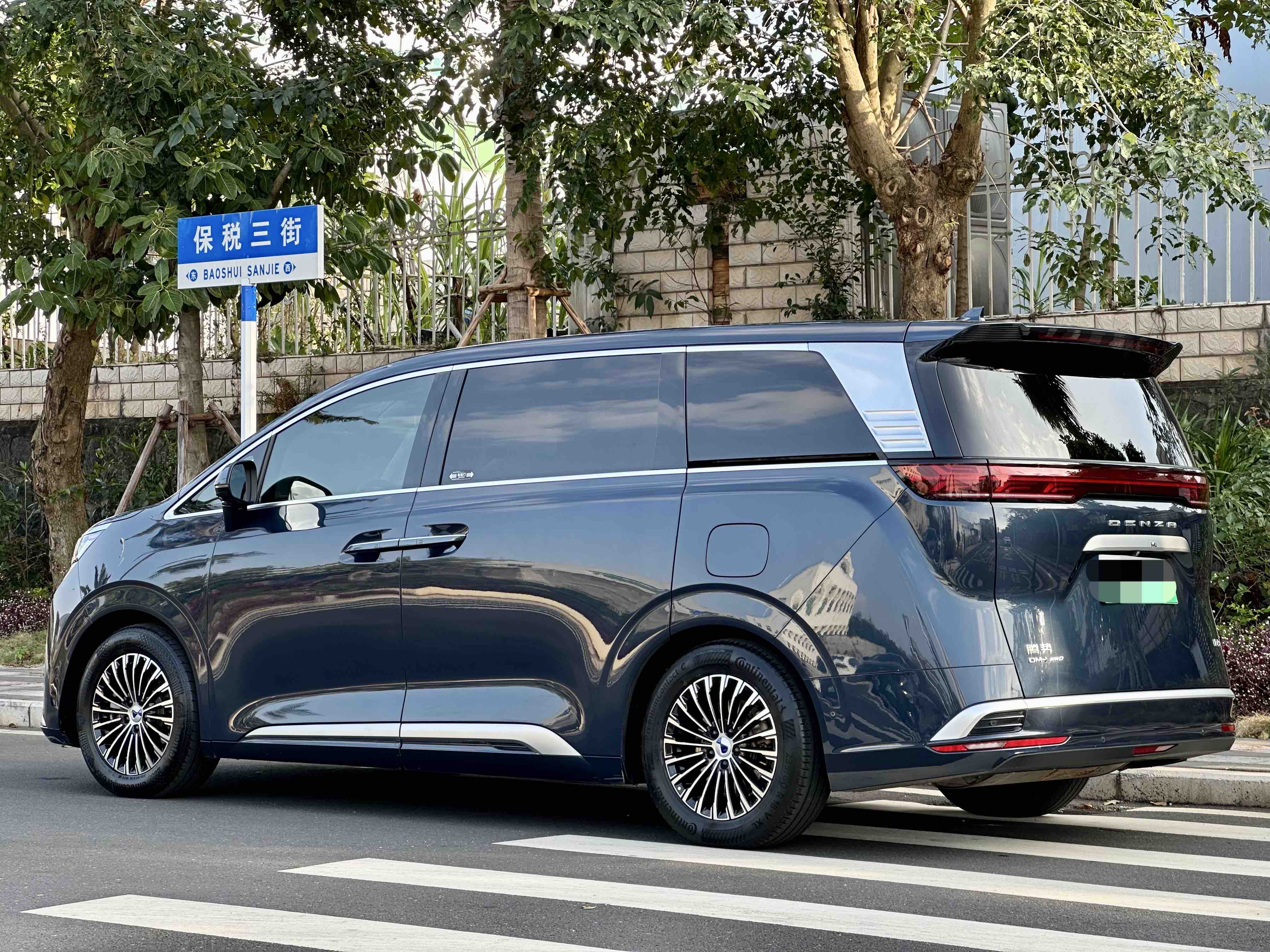 Denza D9 2023 car image #7