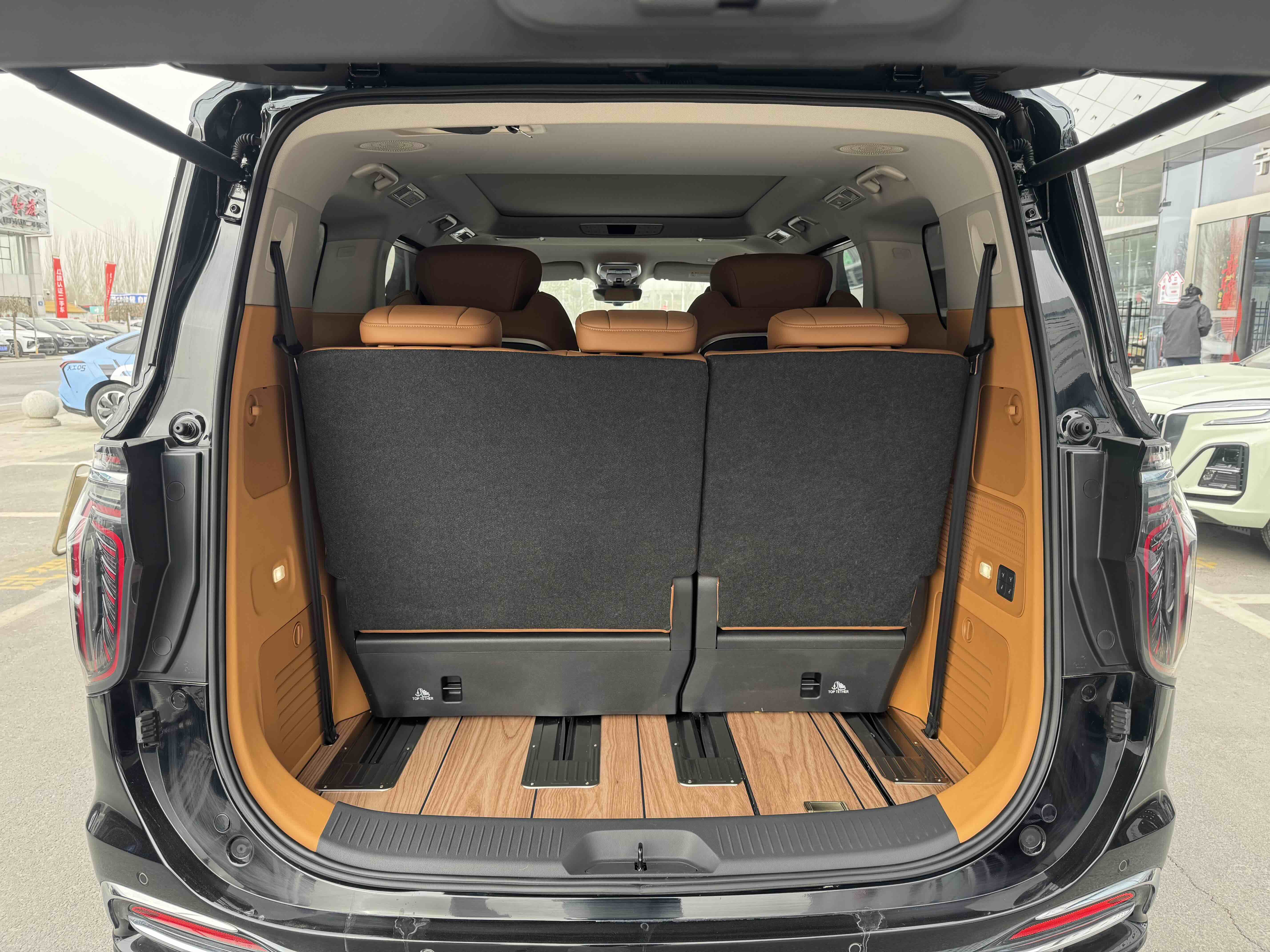 HongQi HQ9 2023 #7 HongQi HQ9 2023 car image #7