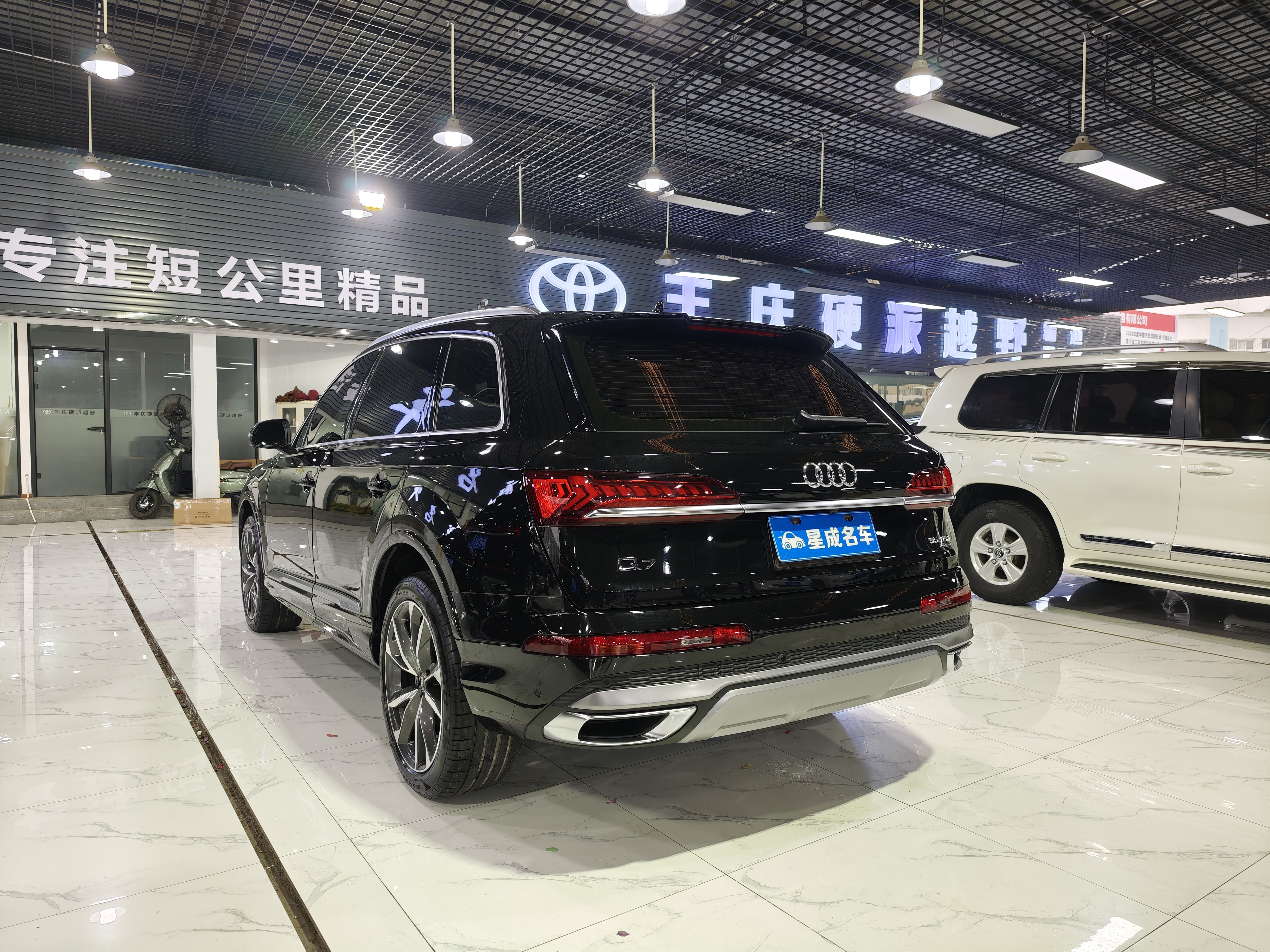 Audi Q7 2023 car image #7