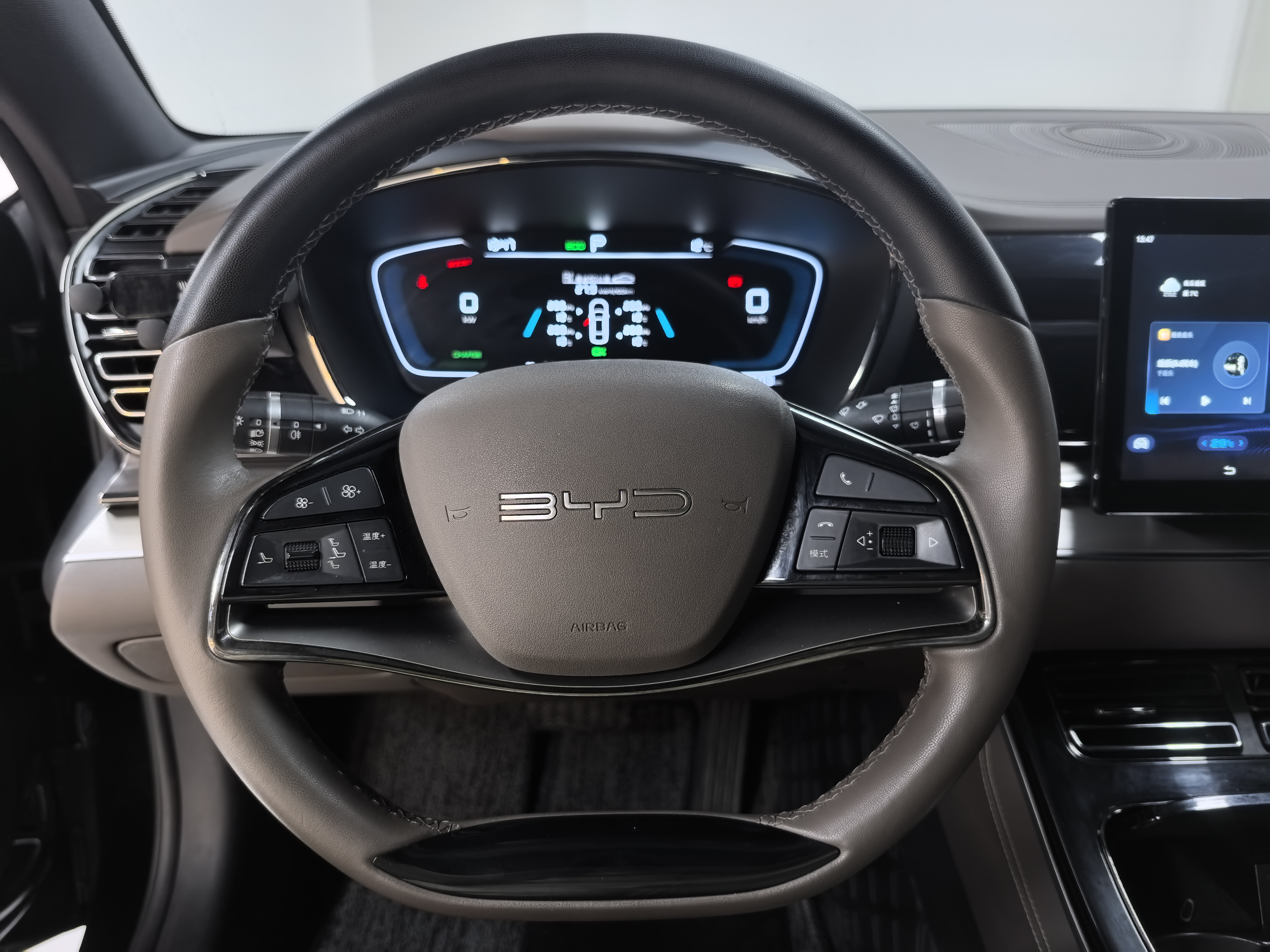 BYD e9 2023 car image #7