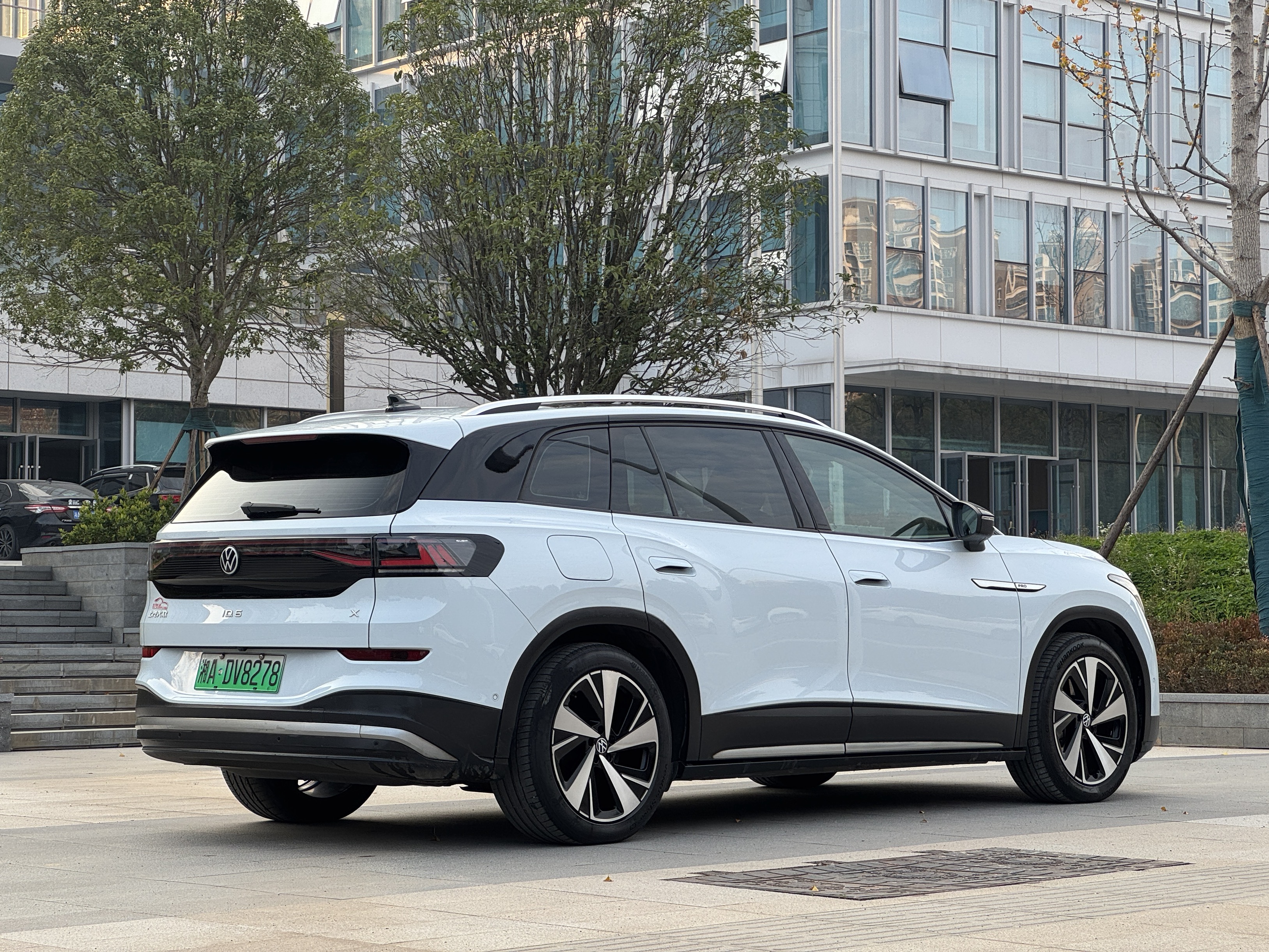 Volkswagen ID.6 X 2023 immagine di auto #7