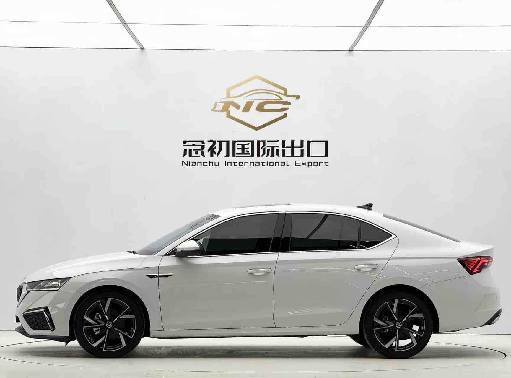 Skoda Octavia 2023 car image #7
