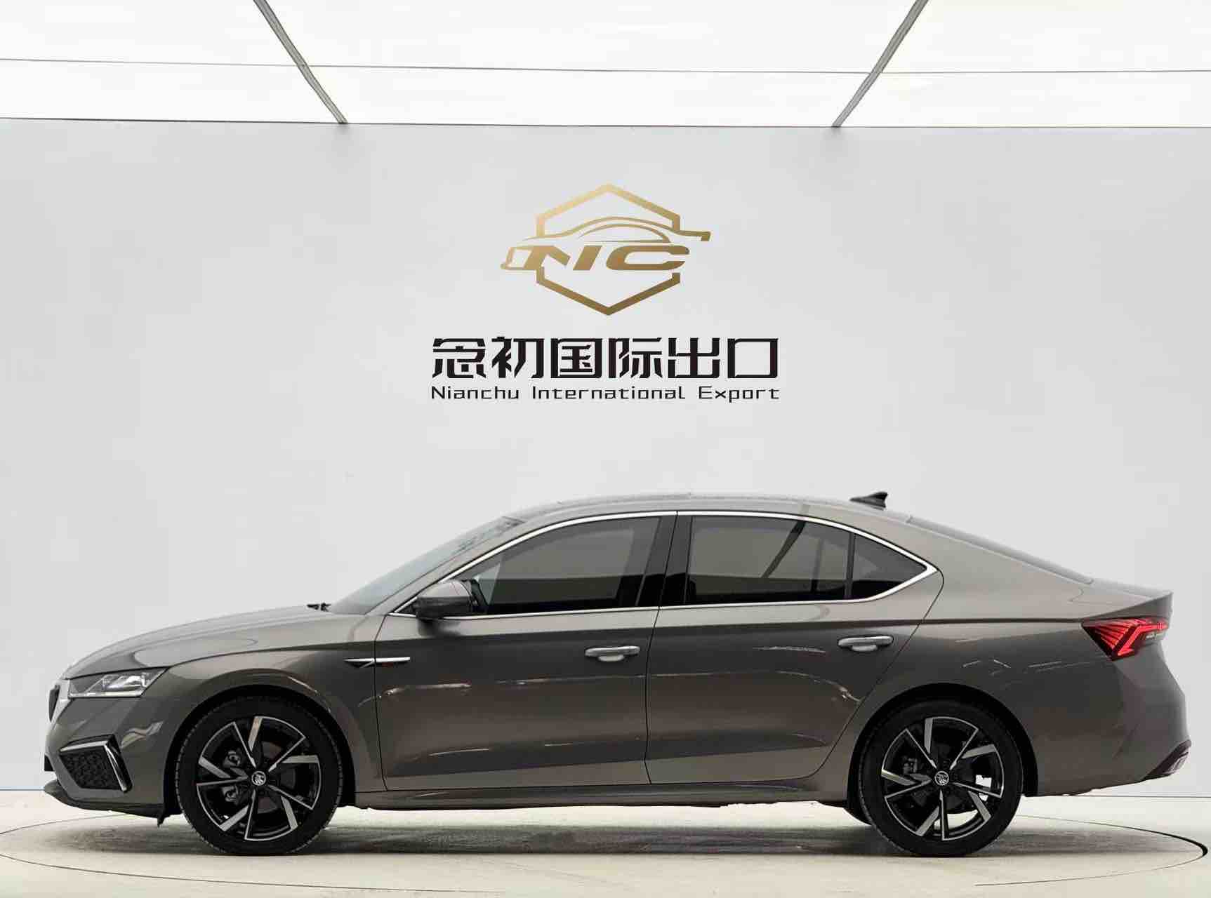 Skoda Octavia 2023 car image #7