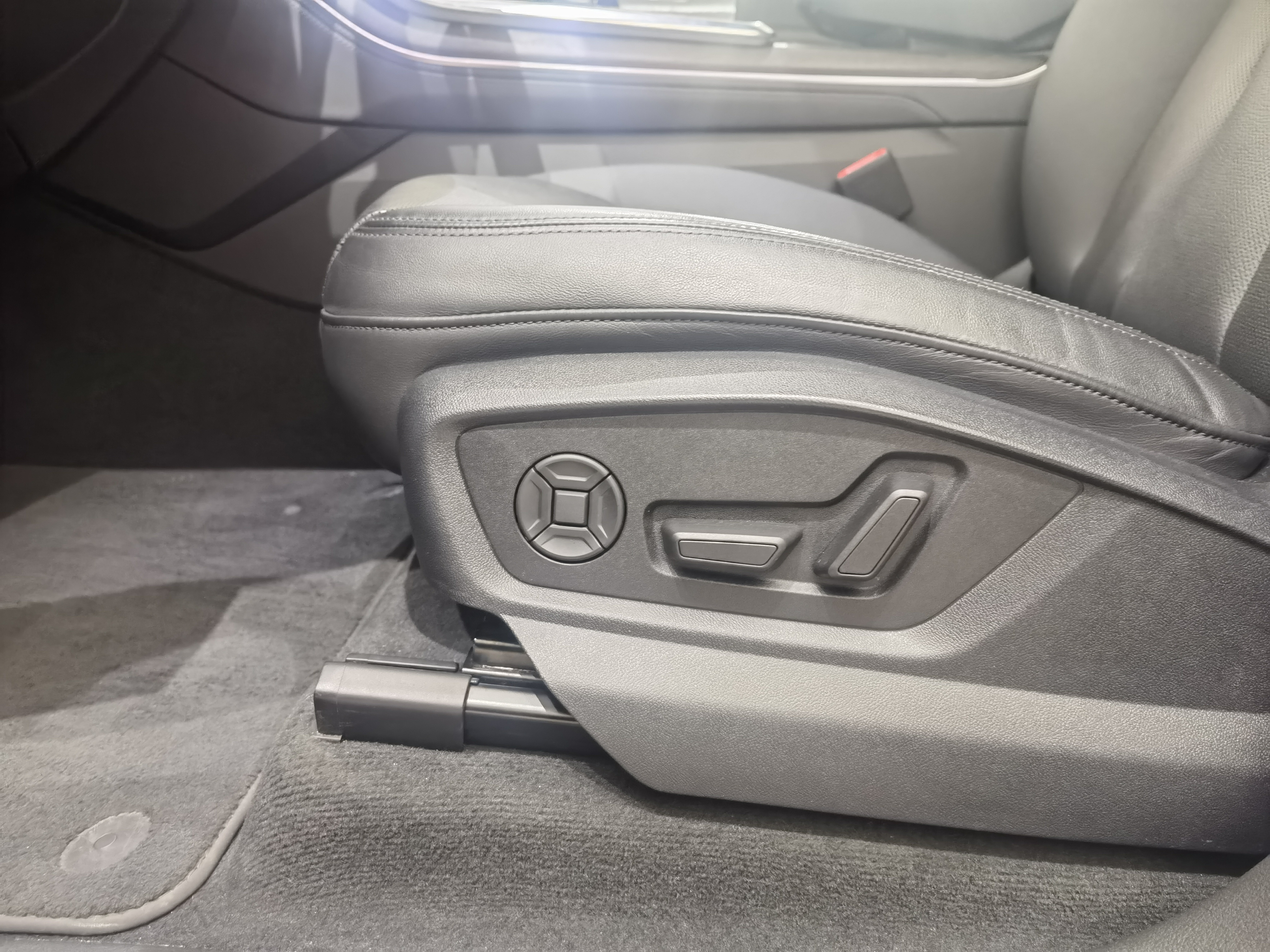 Audi Q8 2023 car image #7