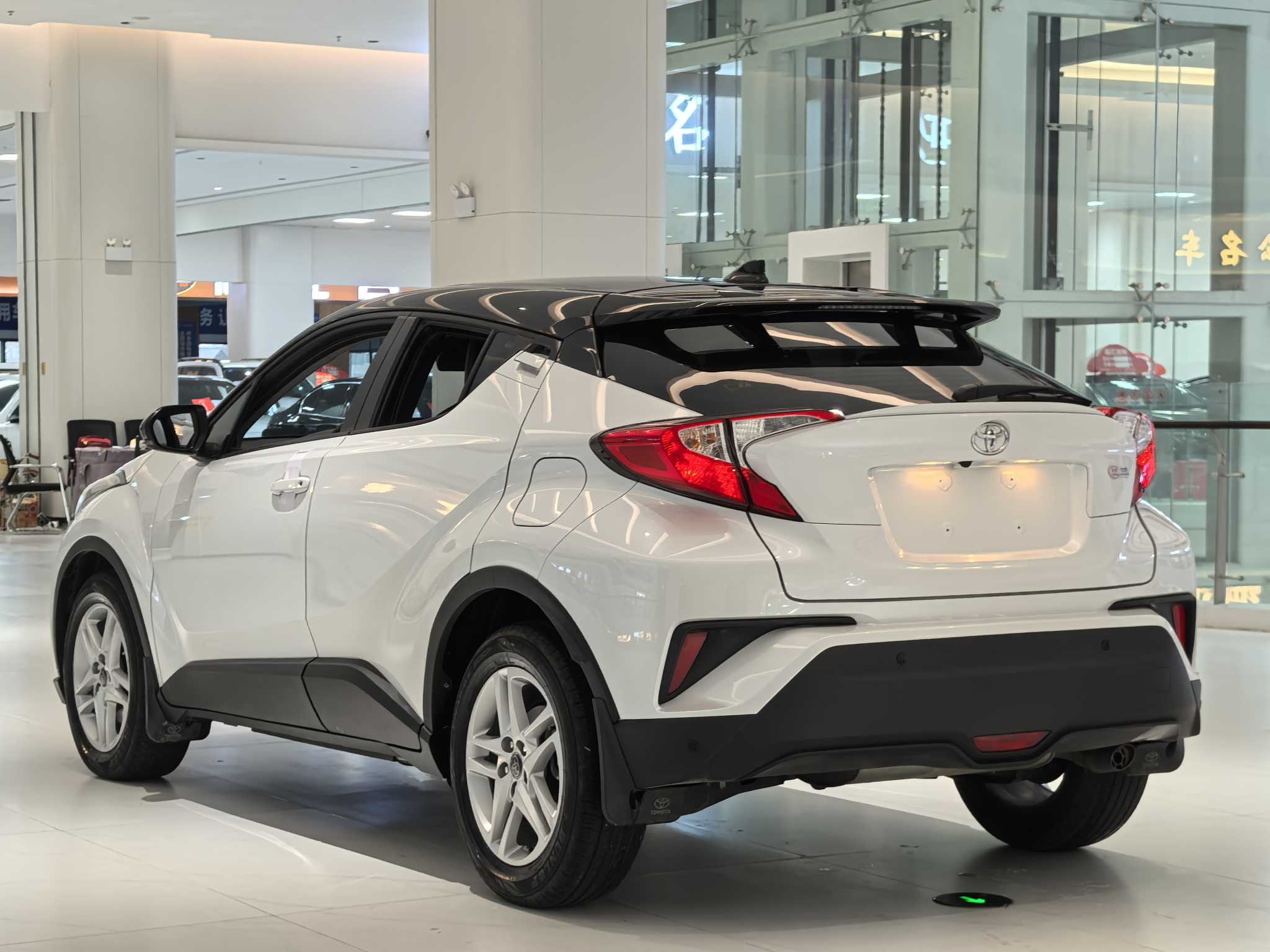 Toyota C-HR 2023 car image #7