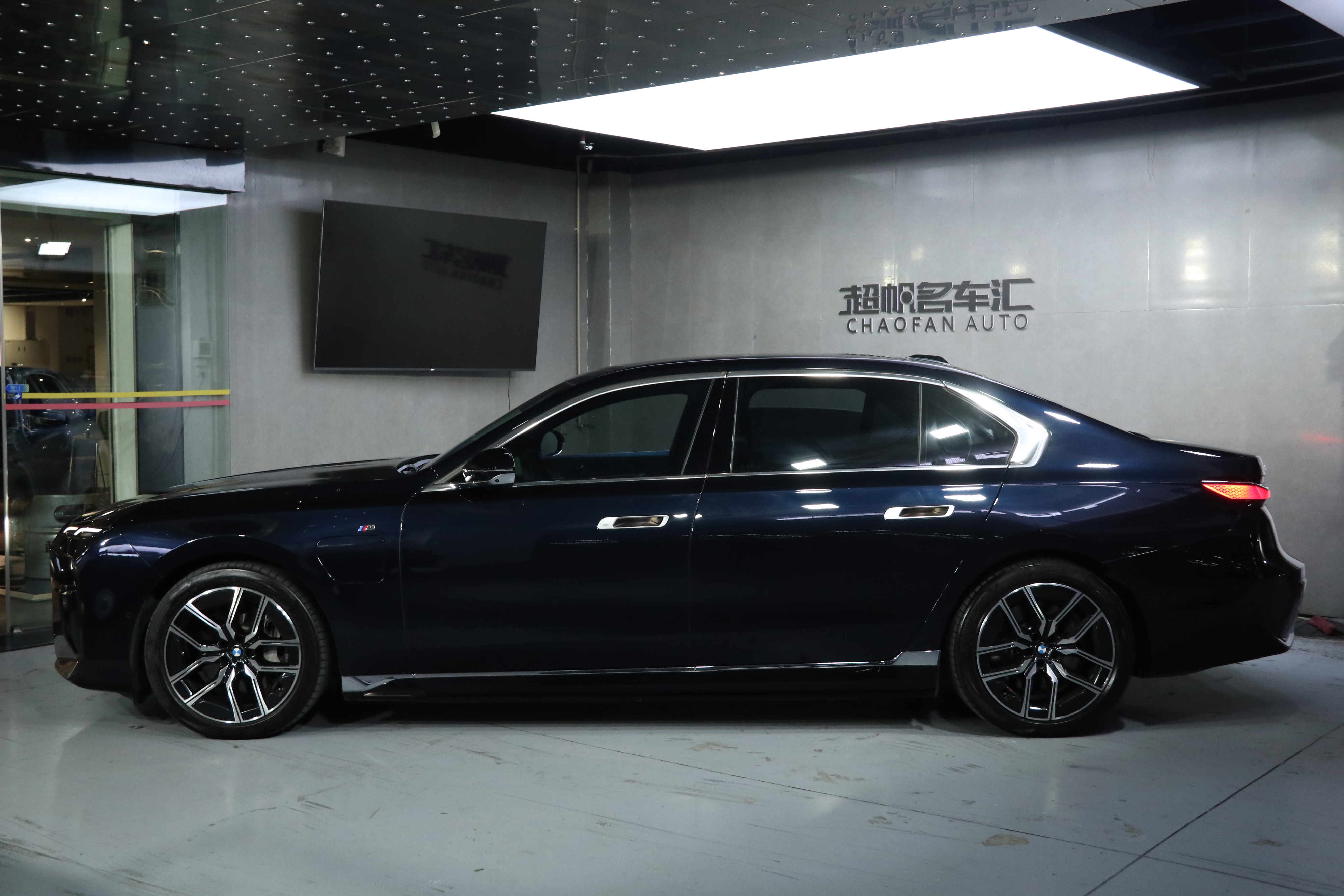 BMW i7 M70L 2024 car image #7