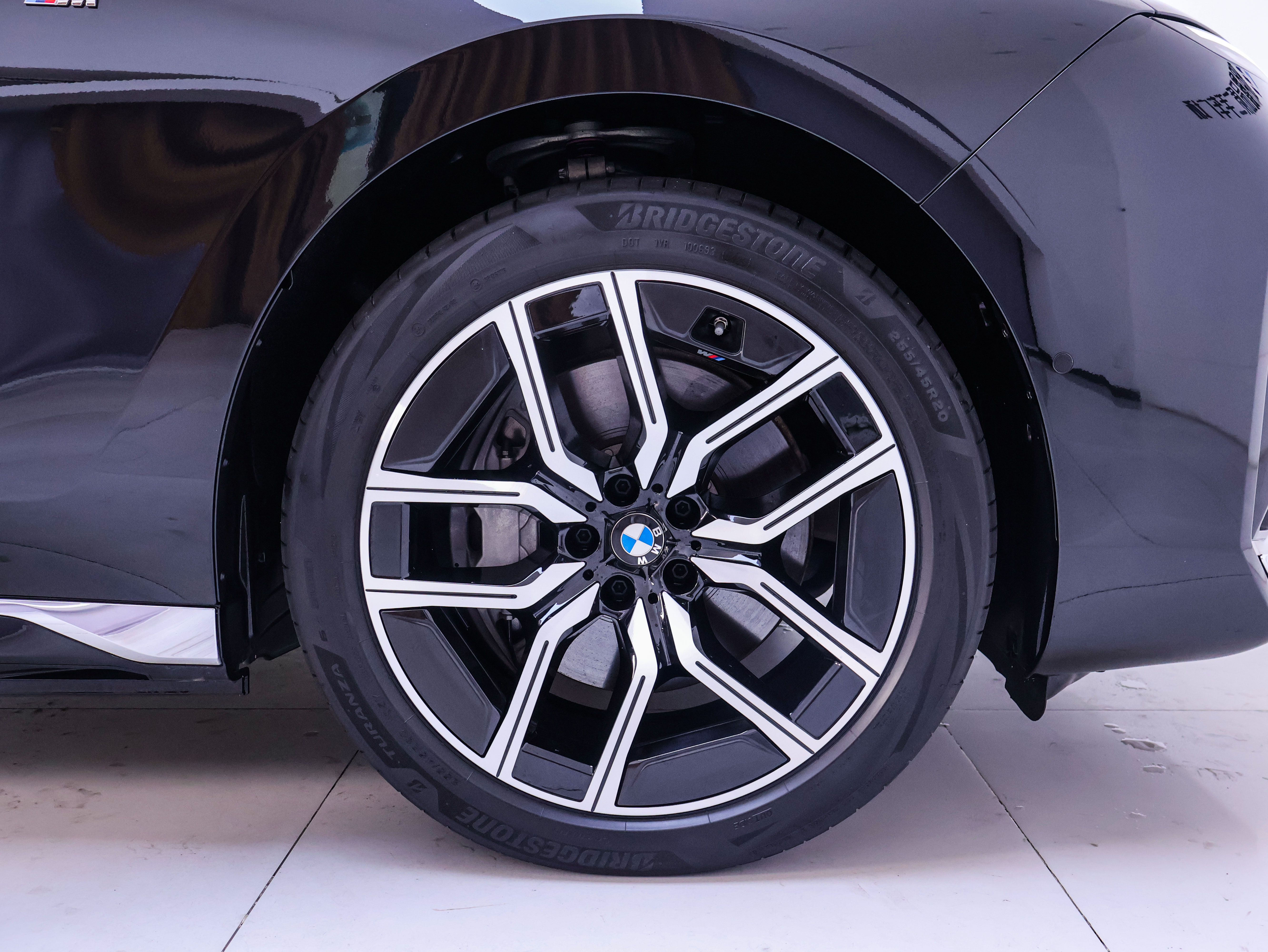 BMW i7 M70L 2024 car image #7