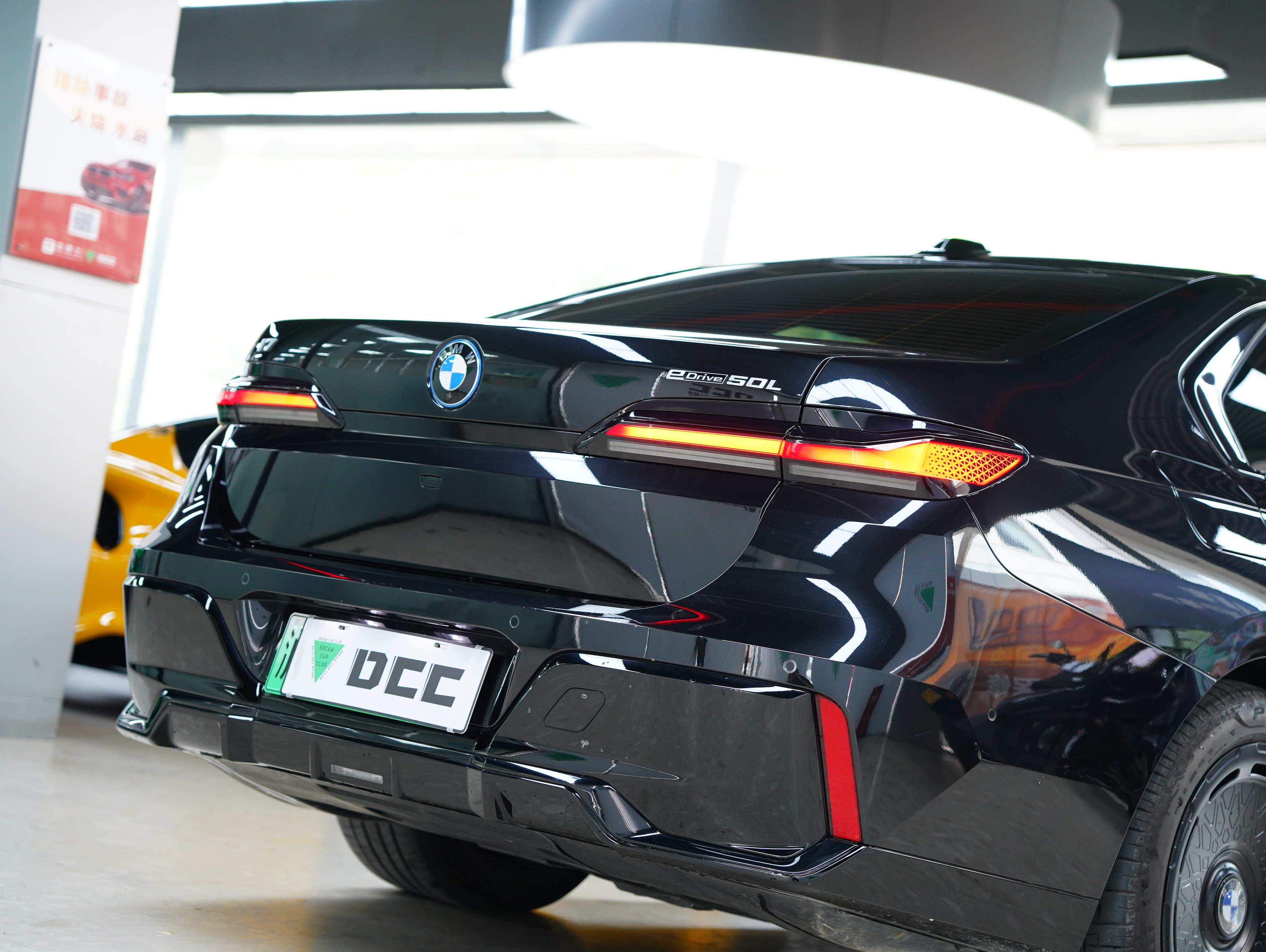 BMW i7 M70L 2023 #7 BMW i7 M70L 2023 car image #7