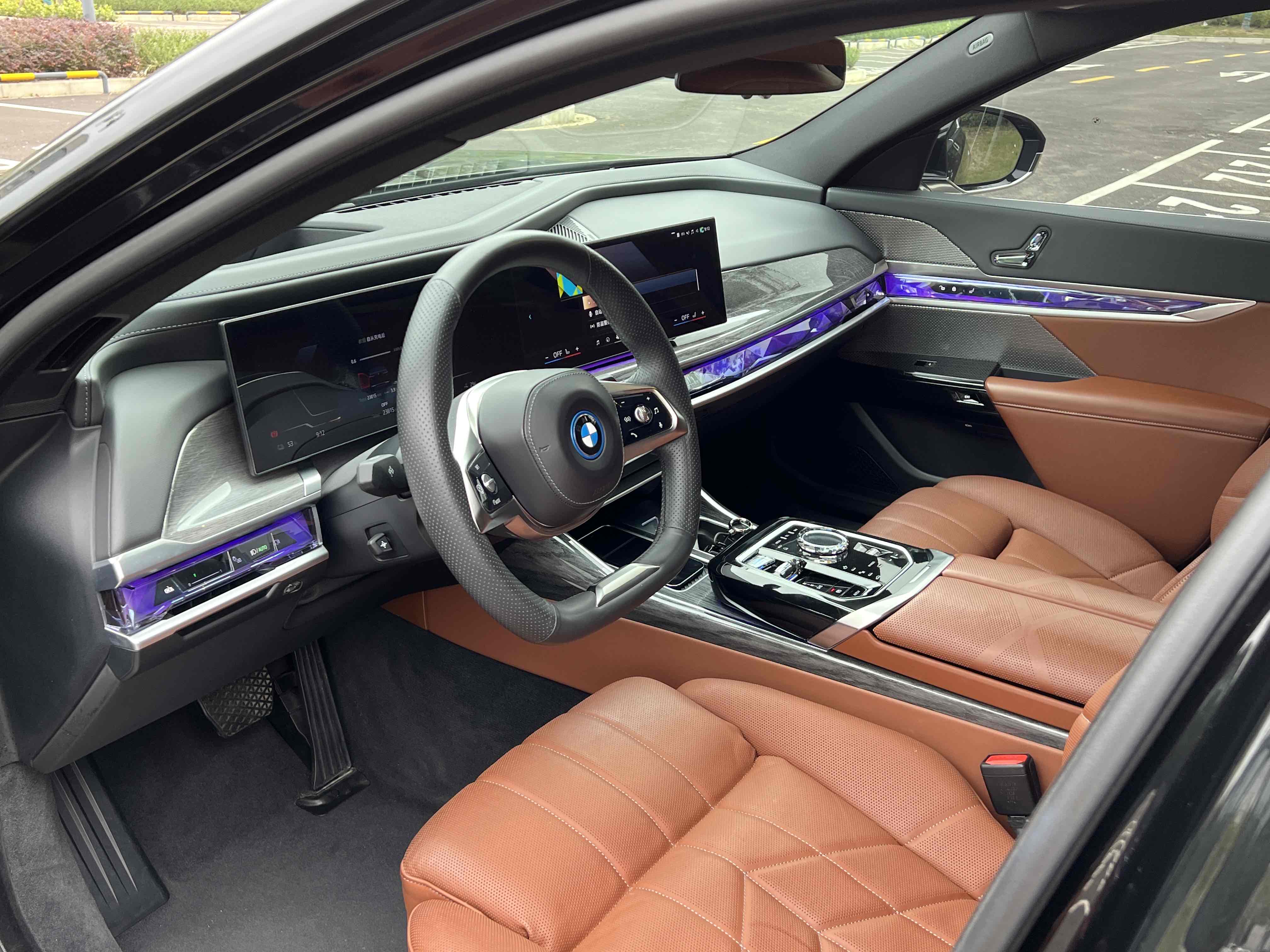 BMW i7 M70L 2024 car image #7