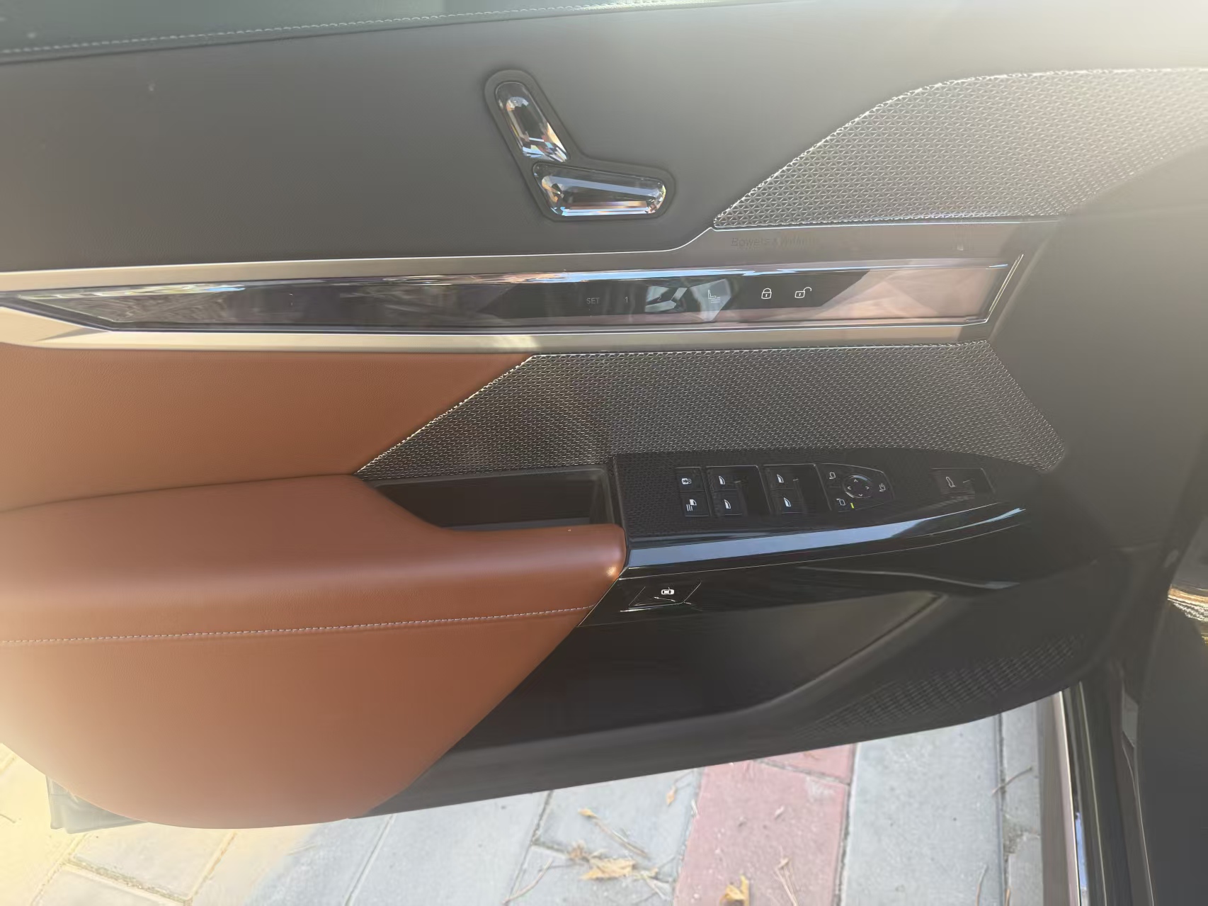 BMW i7 M70L 2024 car image #7