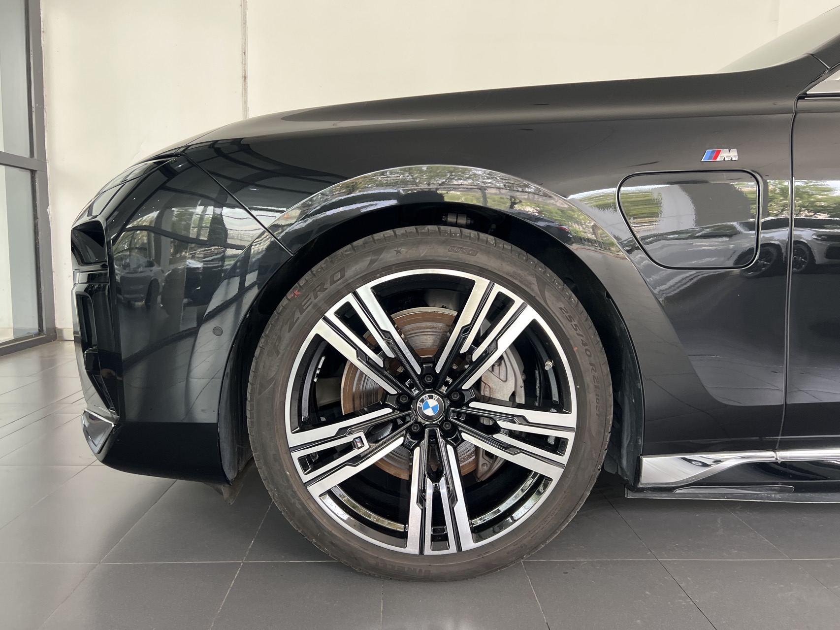 BMW i7 M70L 2024 car image #7