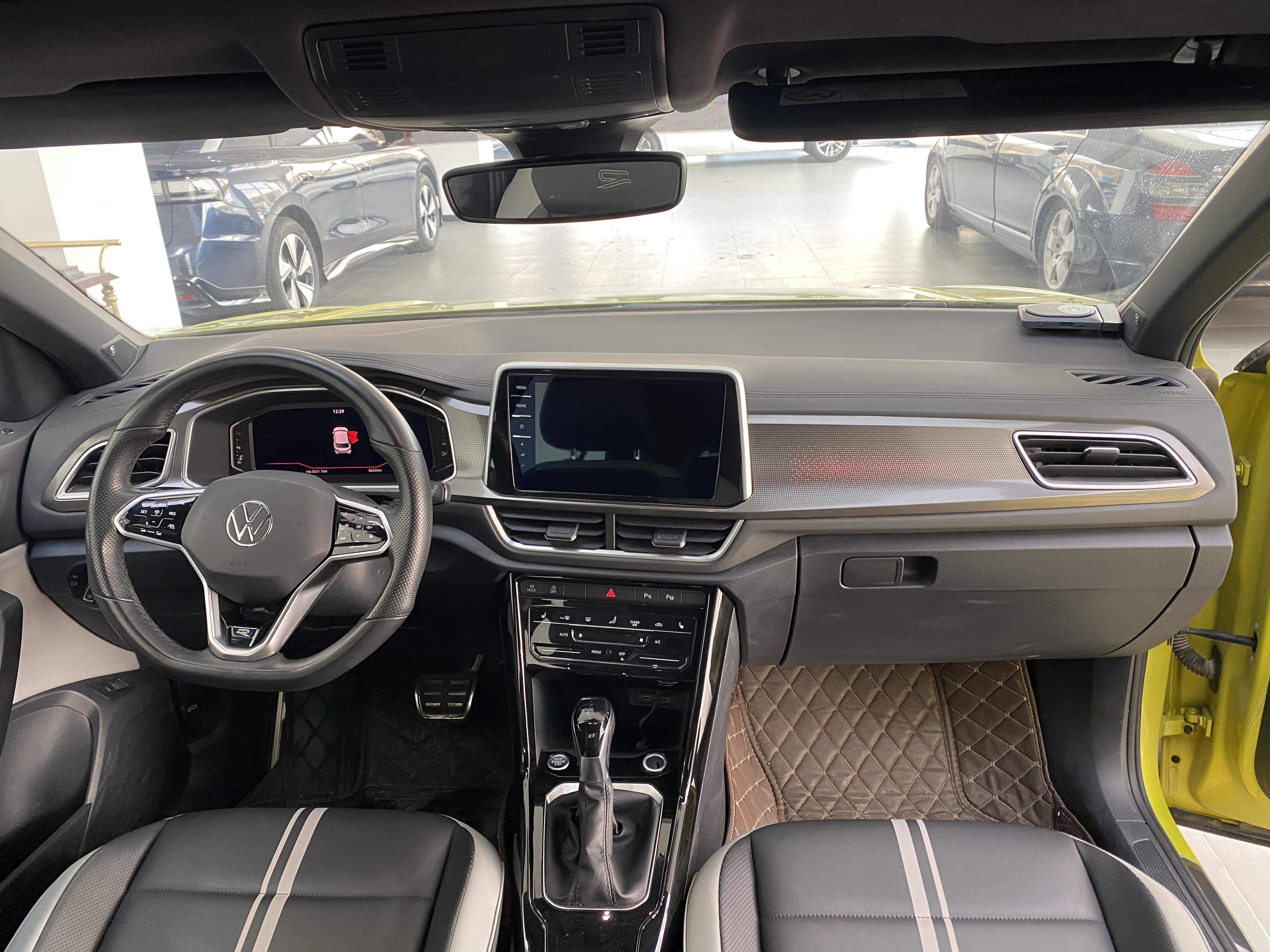 Volkswagen T-Roc 2023 immagine di auto #7