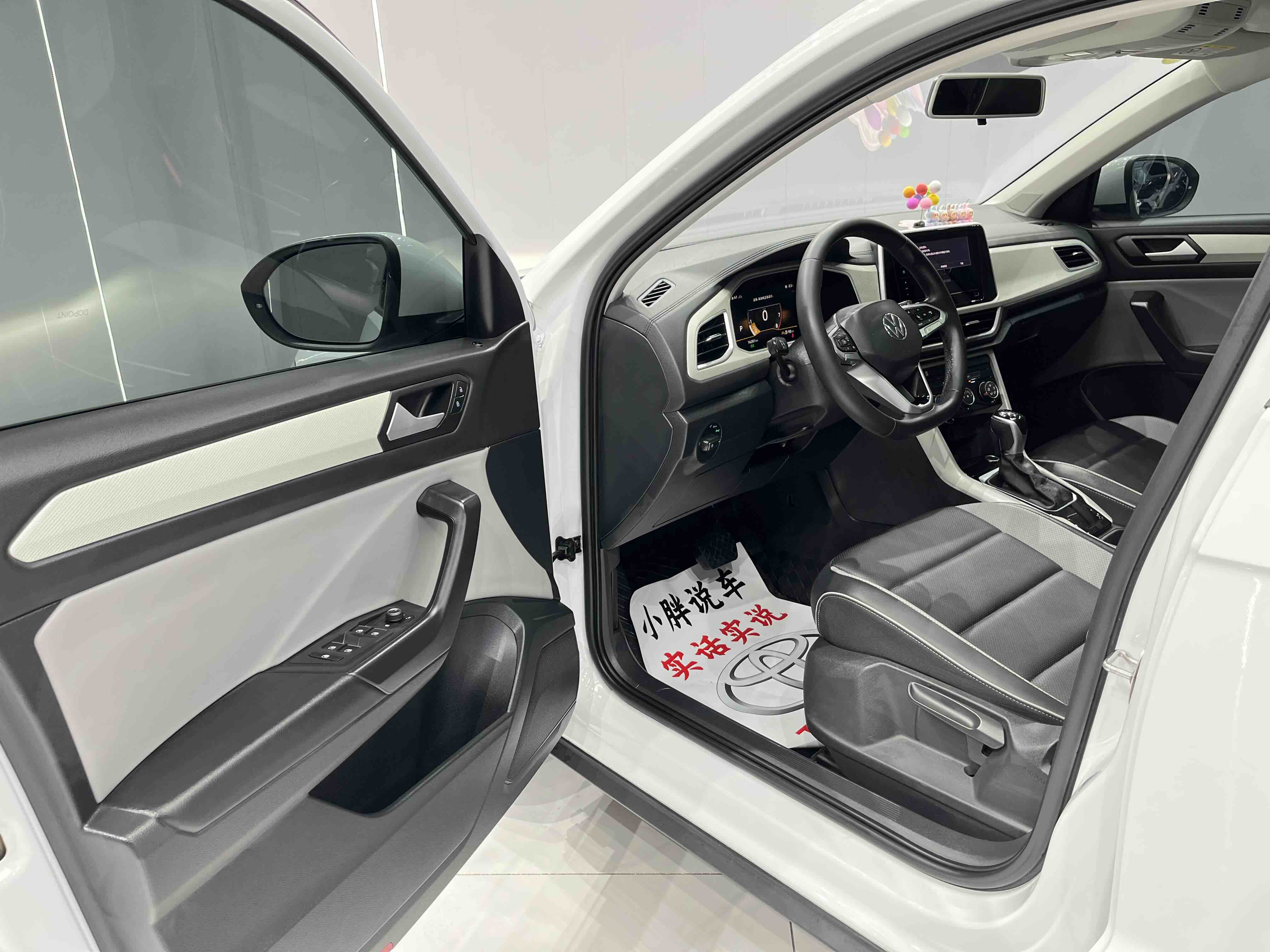 Volkswagen T-Roc 2024 car image #7