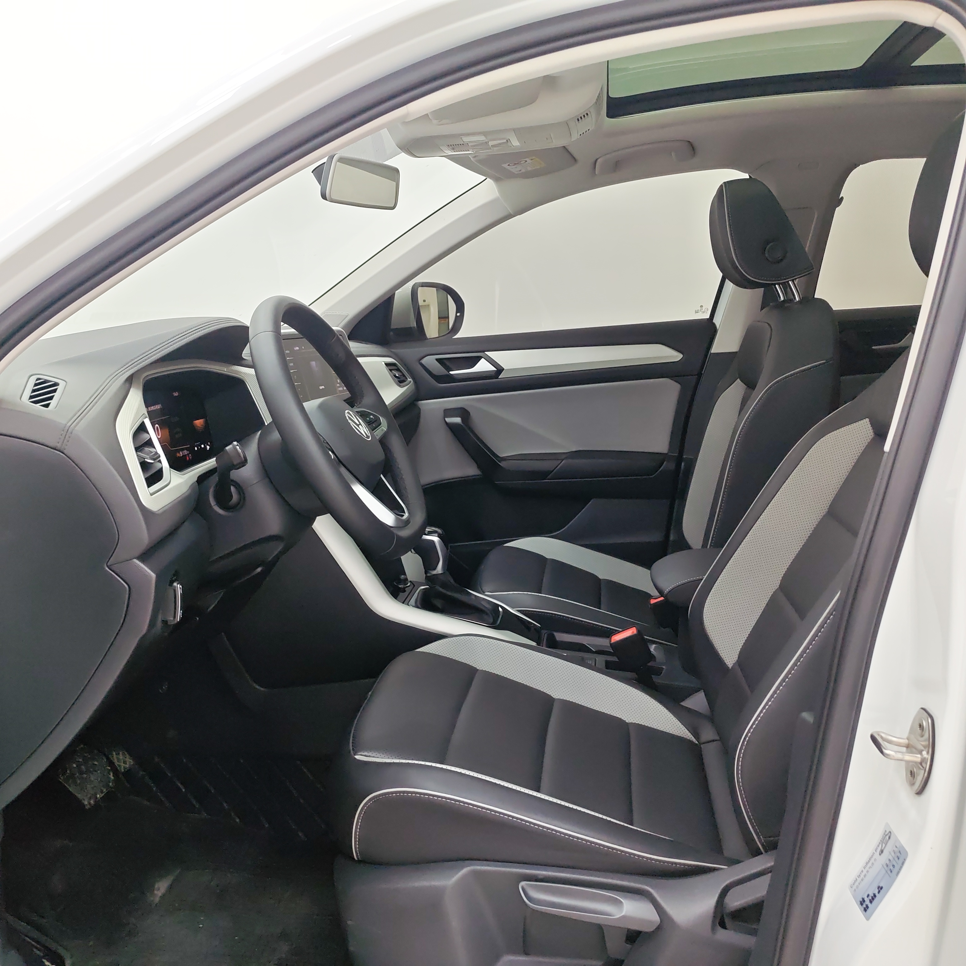 Volkswagen T-Roc 2023 car image #7