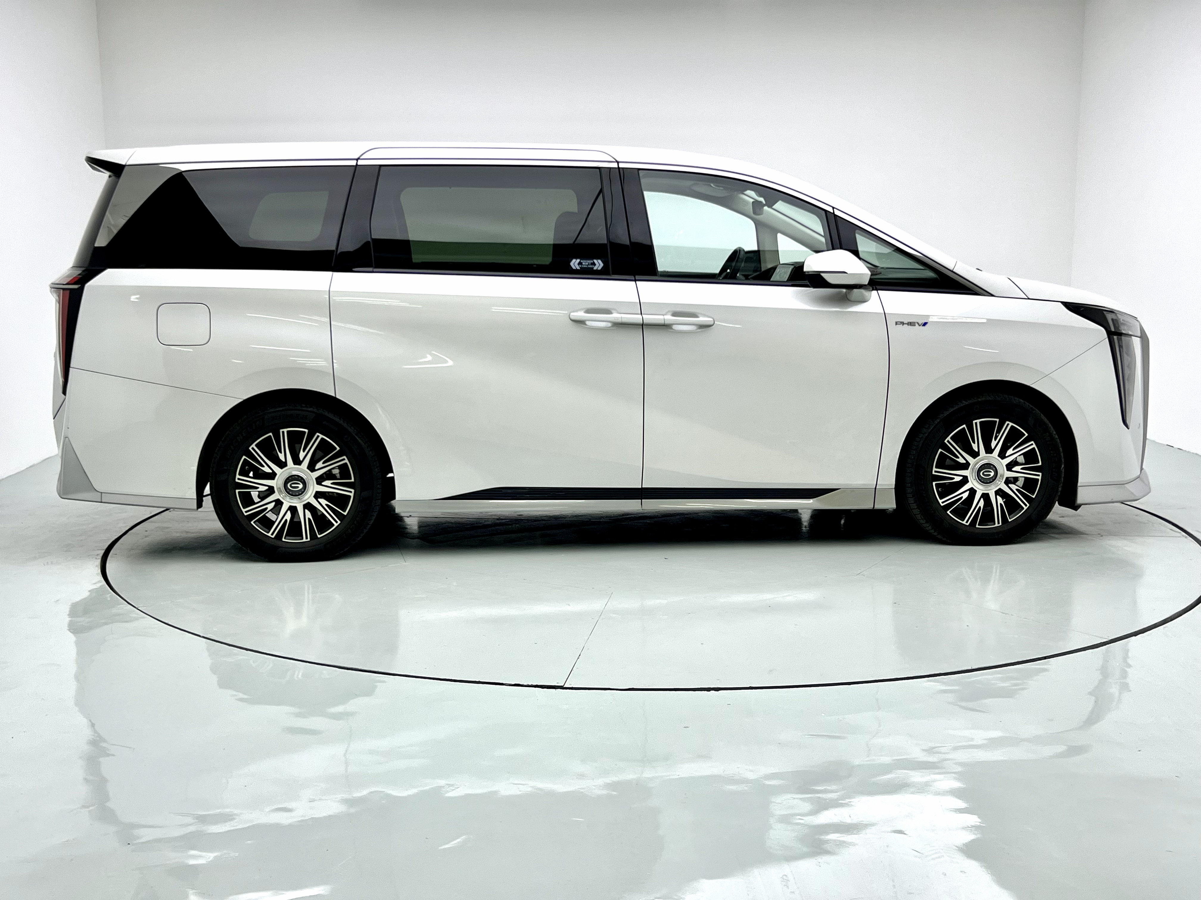 GAC Trumpchi E9 2024 #7 GAC Trumpchi E9 2024 car image #7