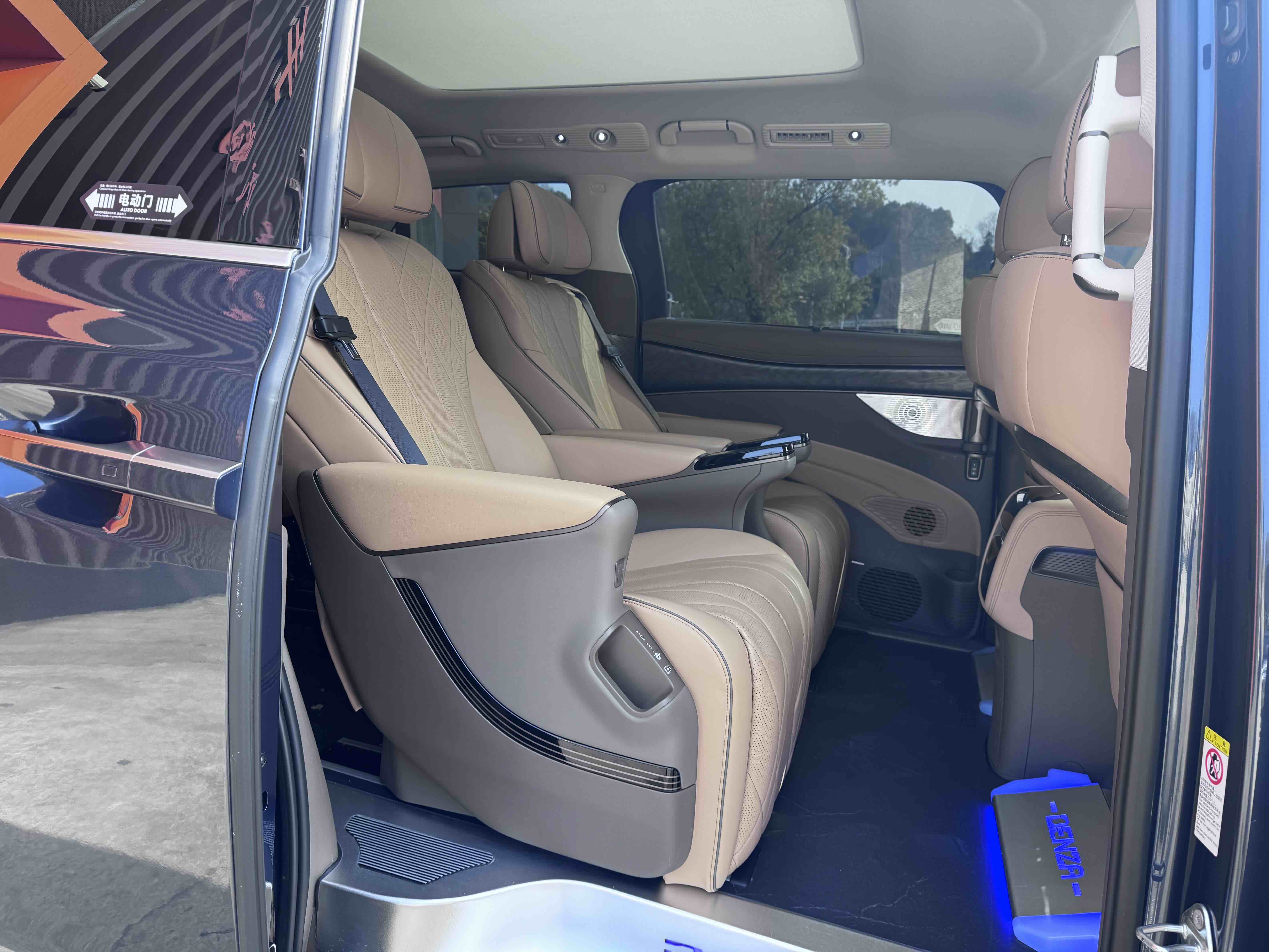 Denza D9 2023 صورة سيارة #7