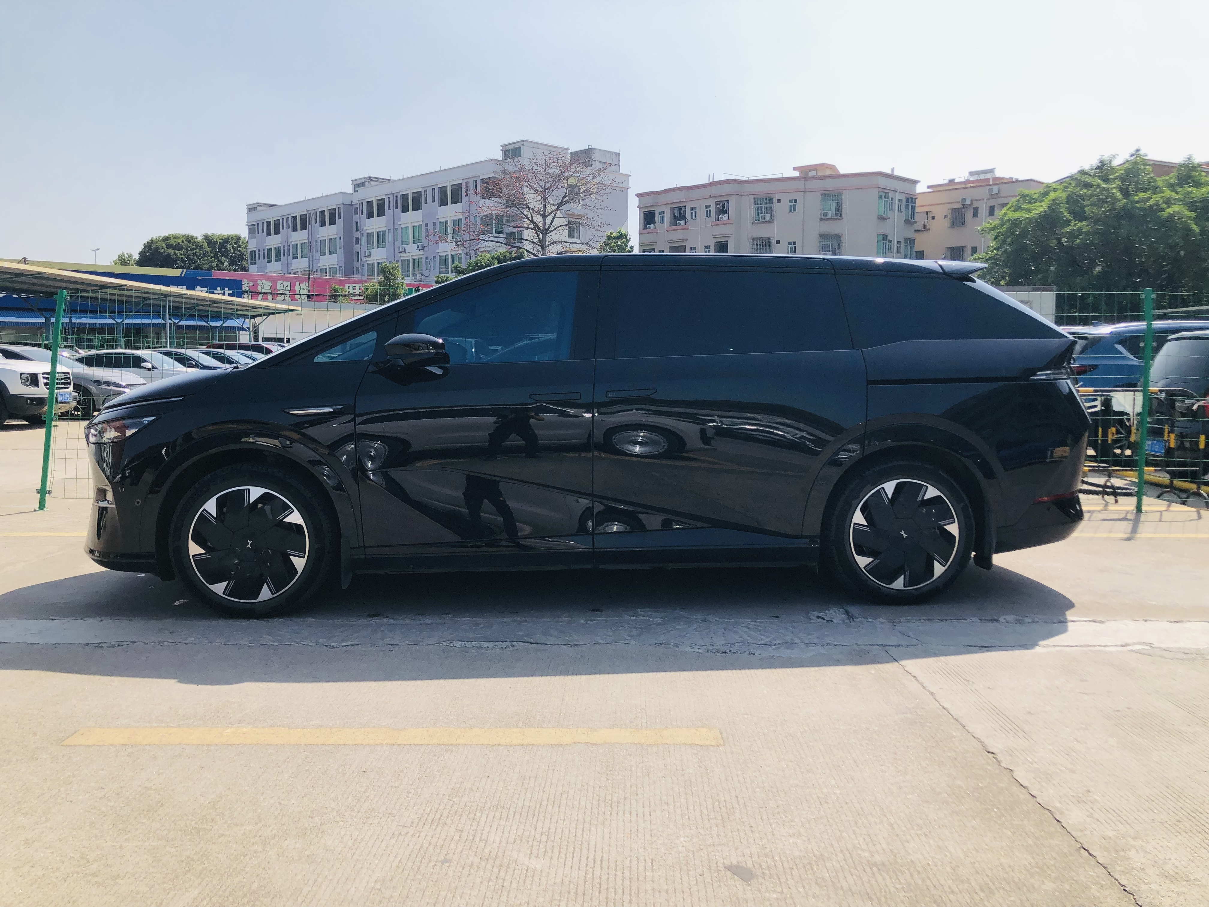 Xpeng X9 2025 изображение автомобиля #7