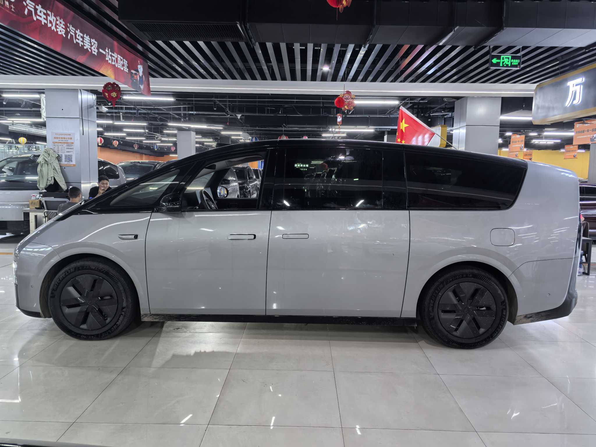 理想汽车 理想MEGA 2024 汽车图片 #7