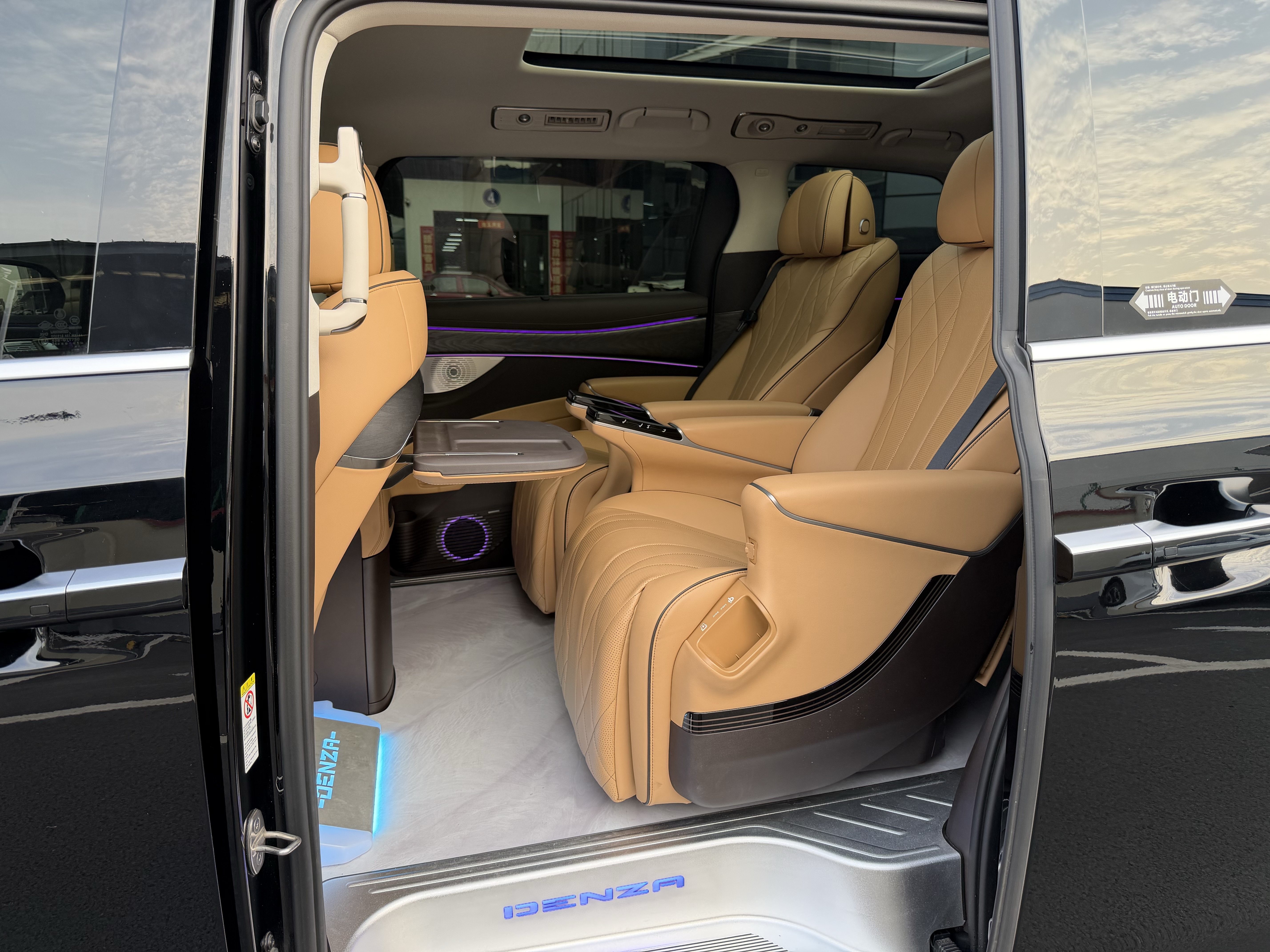 Denza D9 2024 car image #7