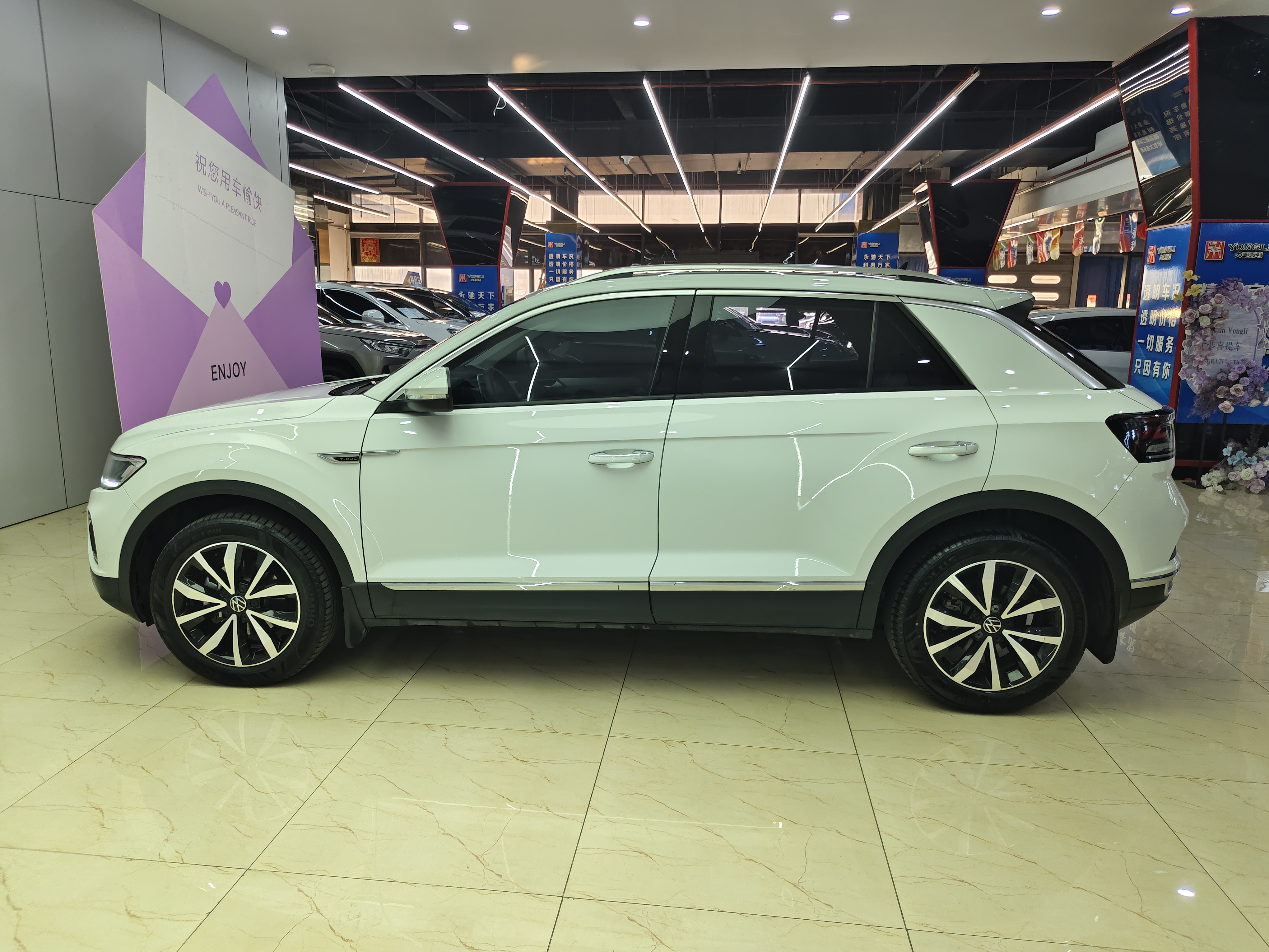Volkswagen T-Roc 2024 car image #7