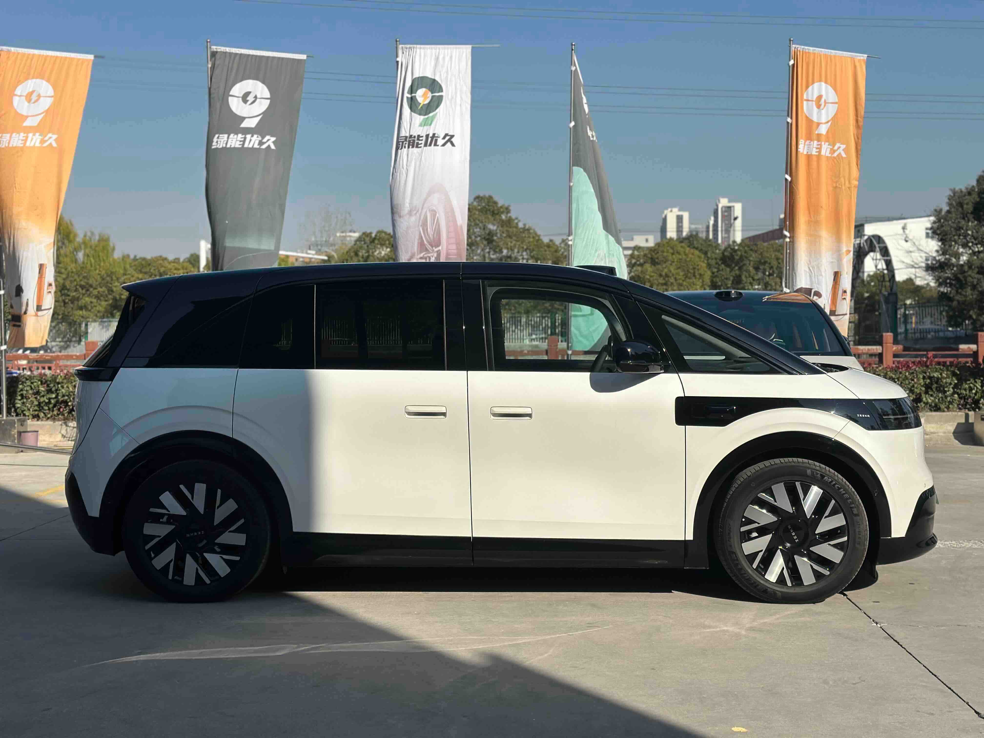 极氪 极氪MIX 2024 汽车图片 #7