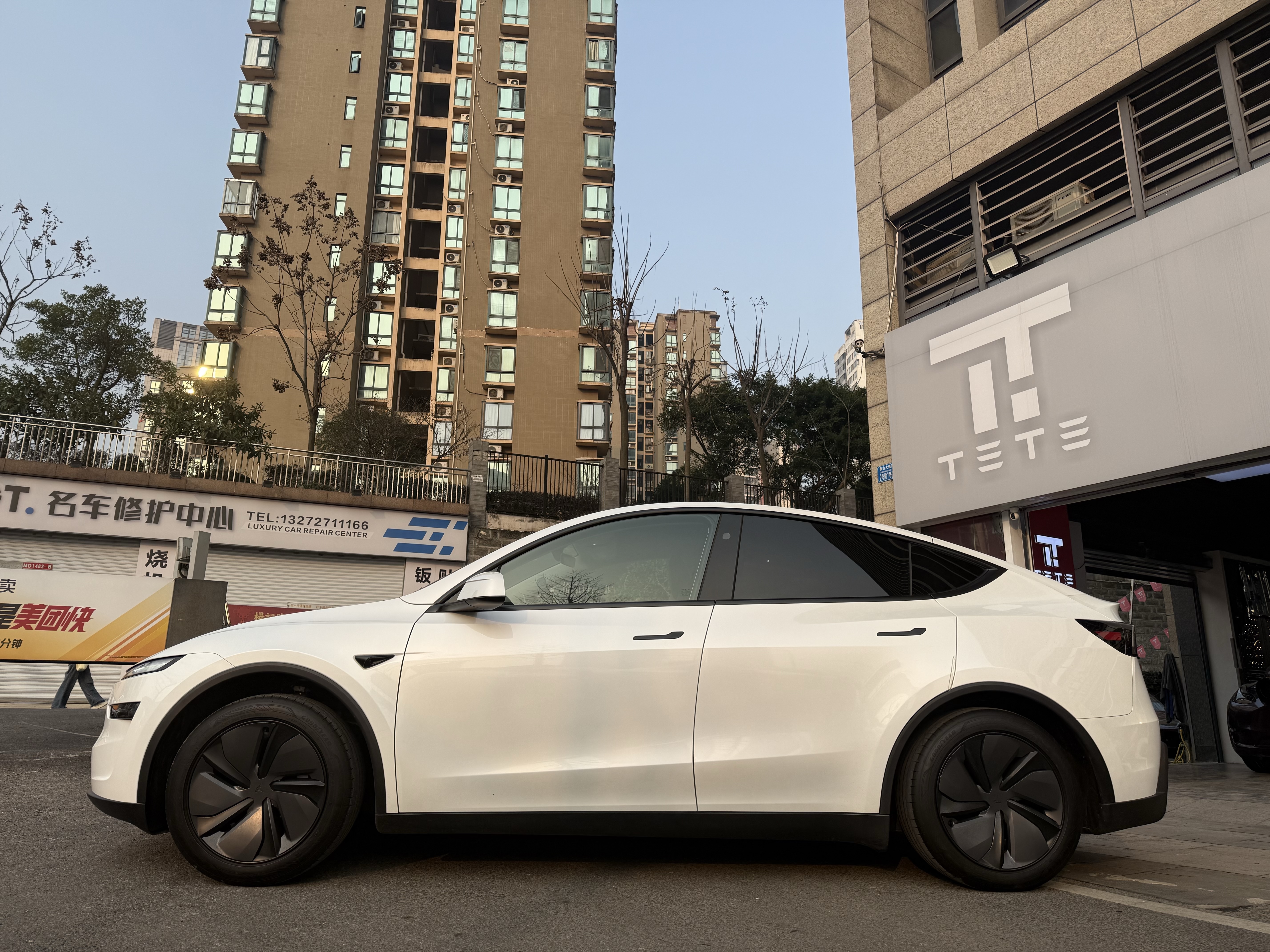 Tesla Model Y 2025 #7 Tesla Model Y 2025 car image #7