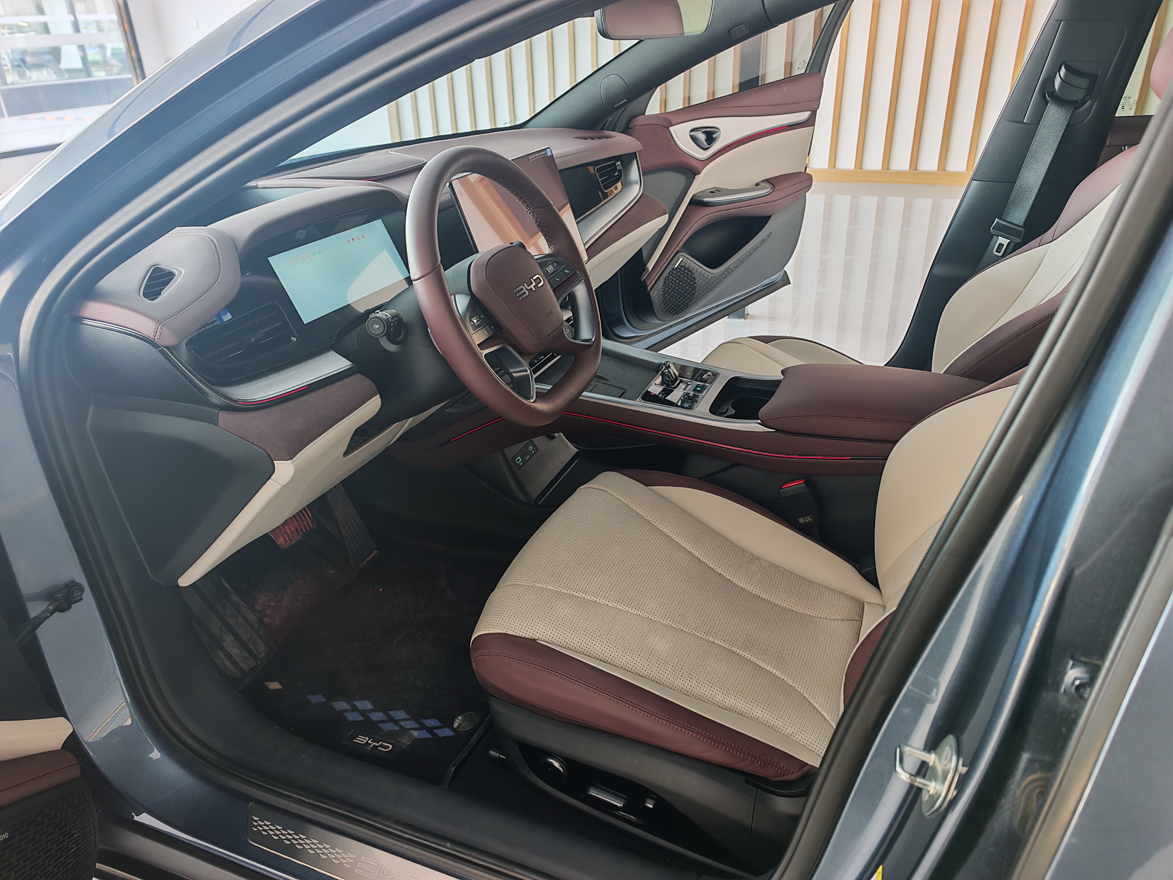 BYD Seal 07 DM-i 2025 immagine di auto #7