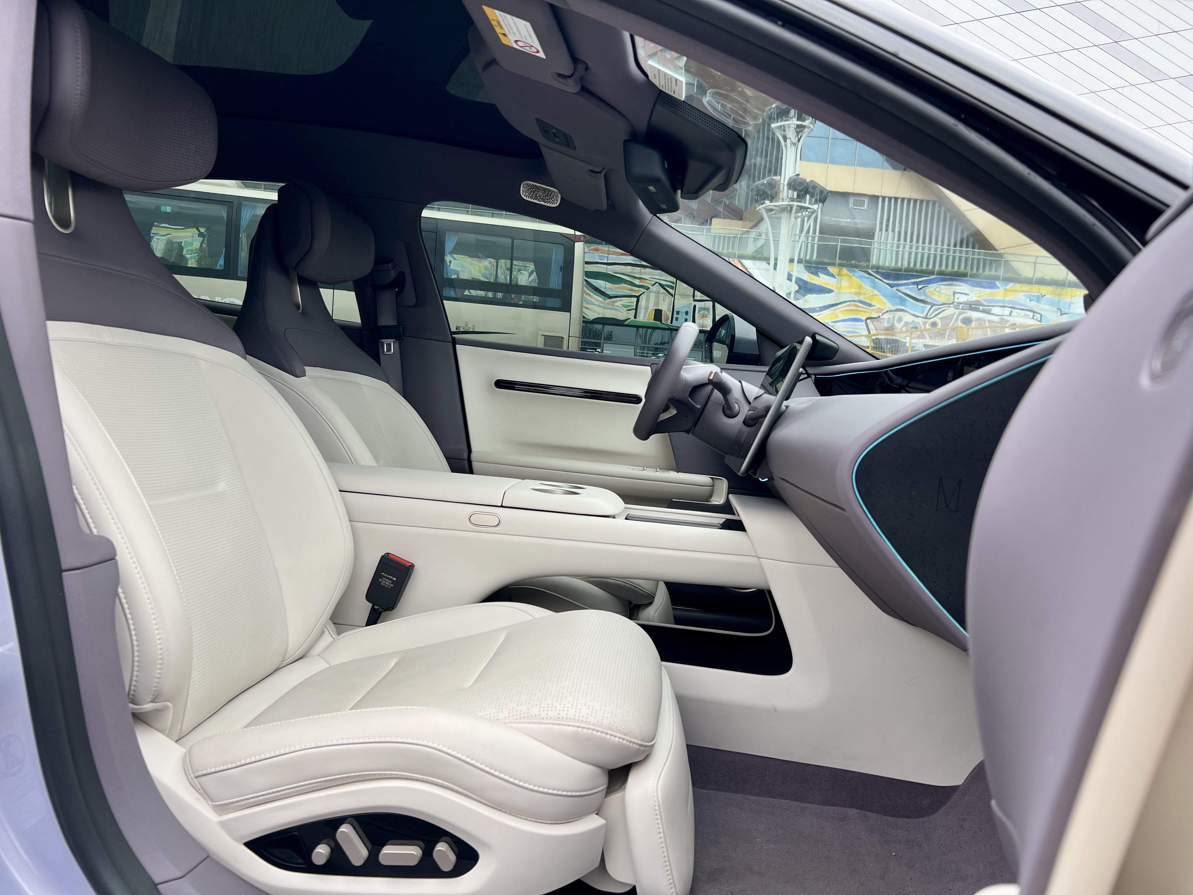 Avatr 06 2025 car image #7