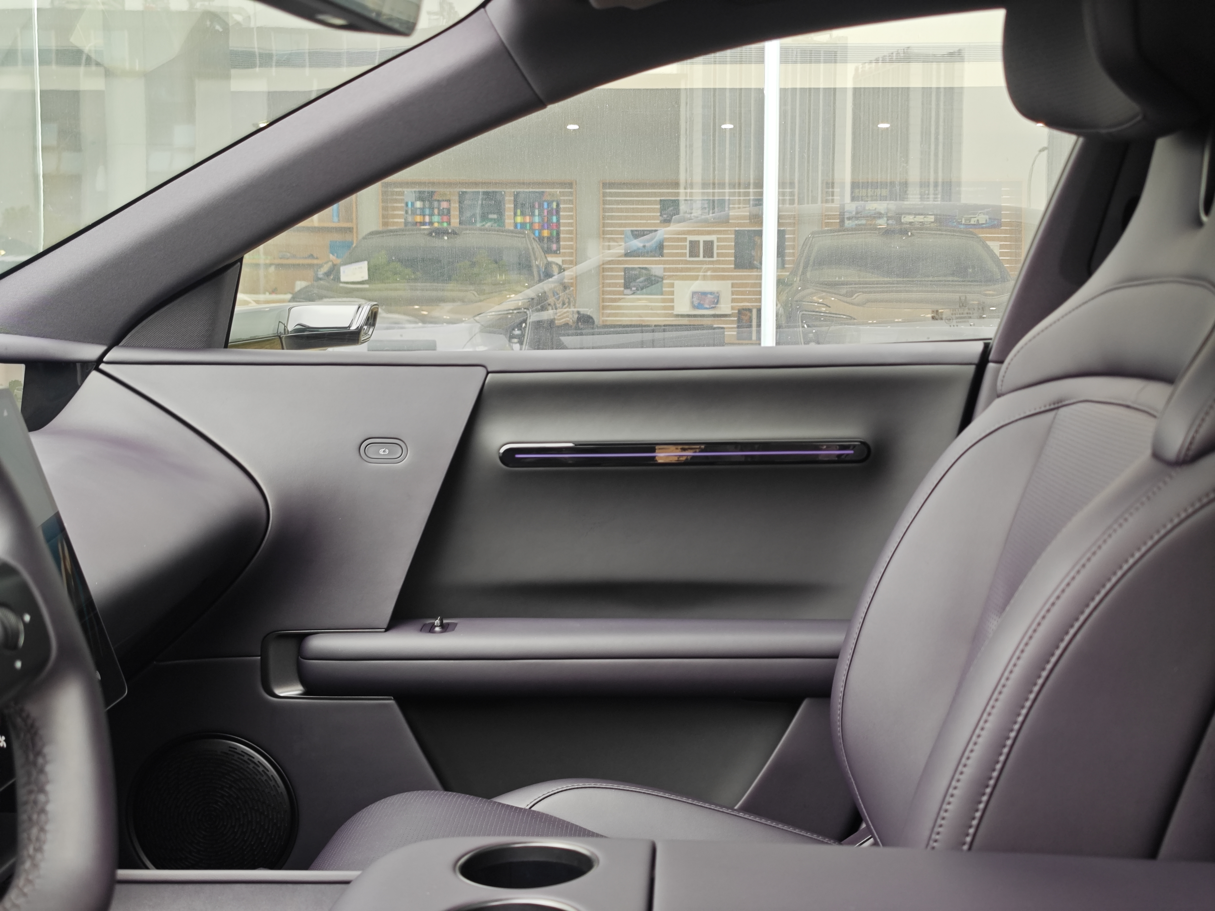 Avatr 06 2025 car image #7