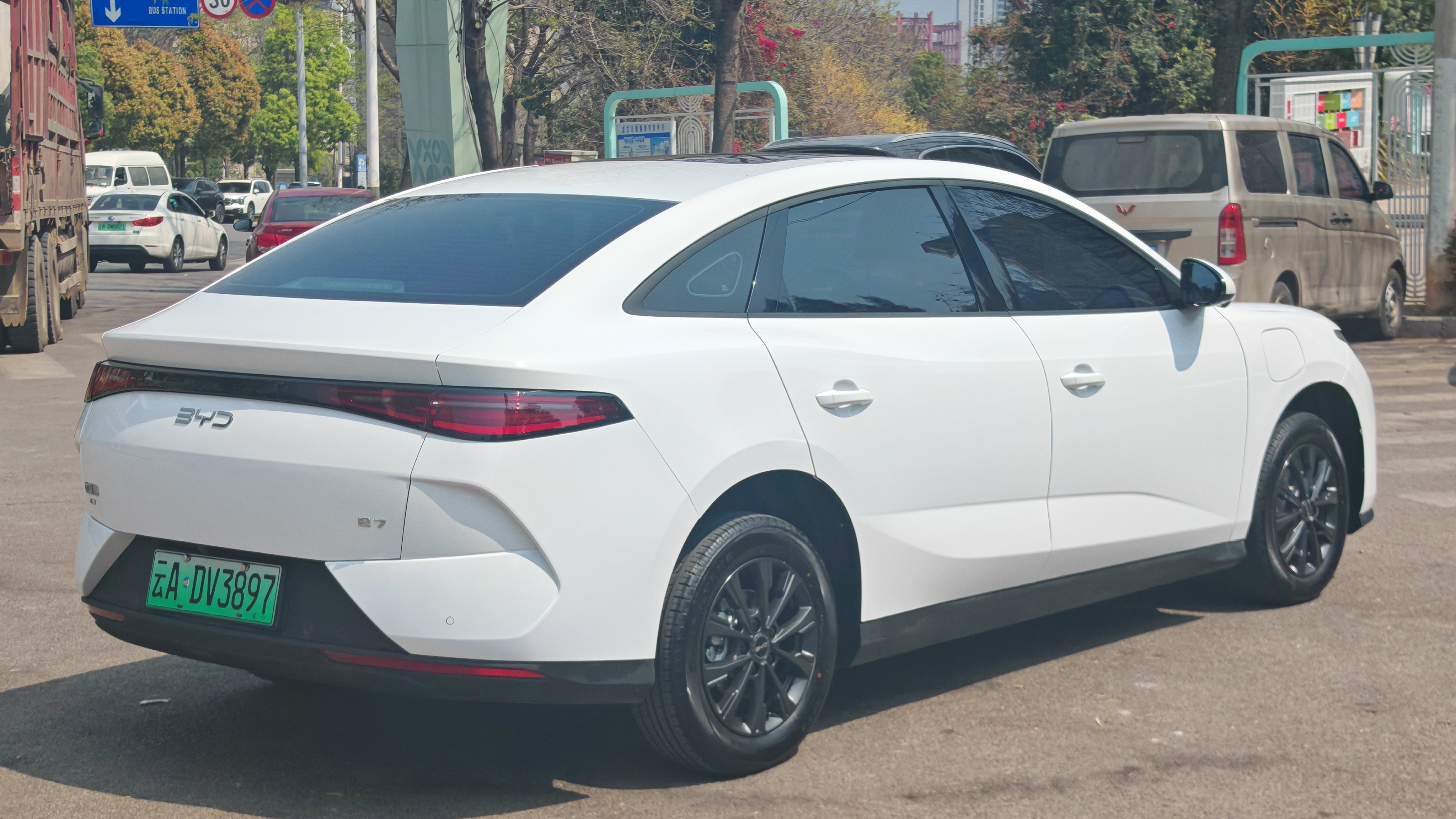 BYD e7 2025 immagine di auto #7