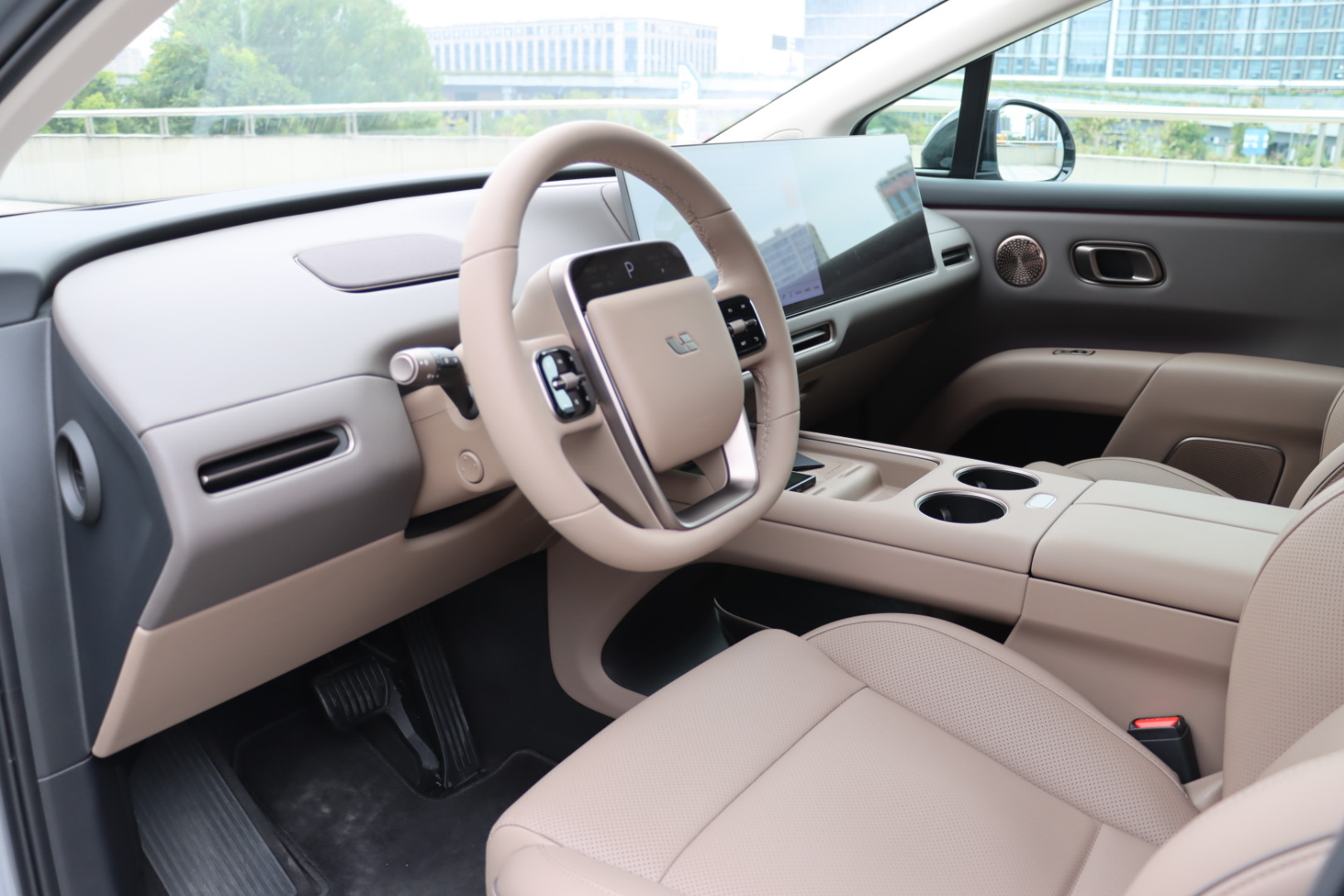 Li i8 2025 image de voiture #7