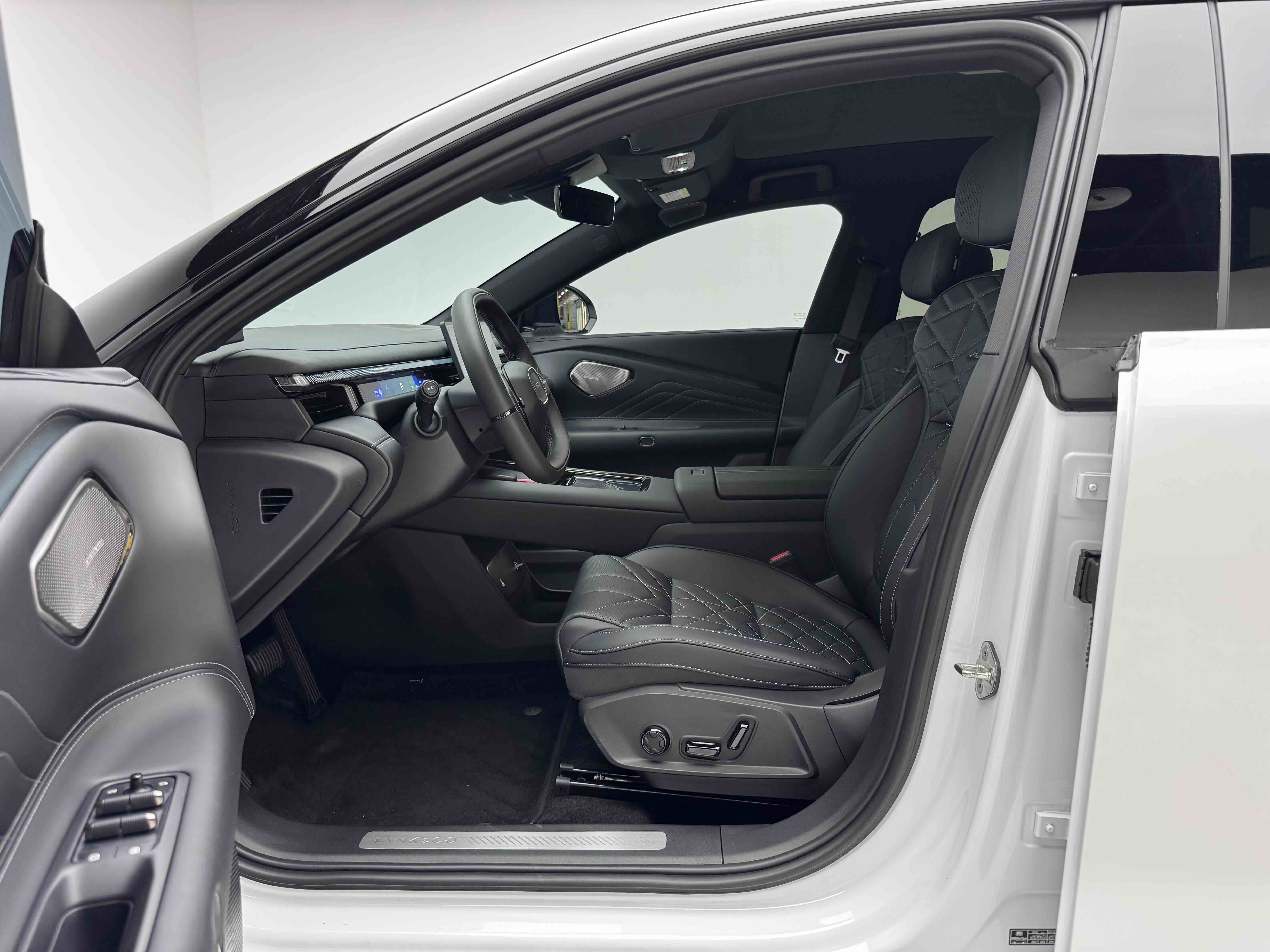 Lynk & Co 10 EM-P 2025 #7 Lynk & Co 10 EM-P 2025 car image #7