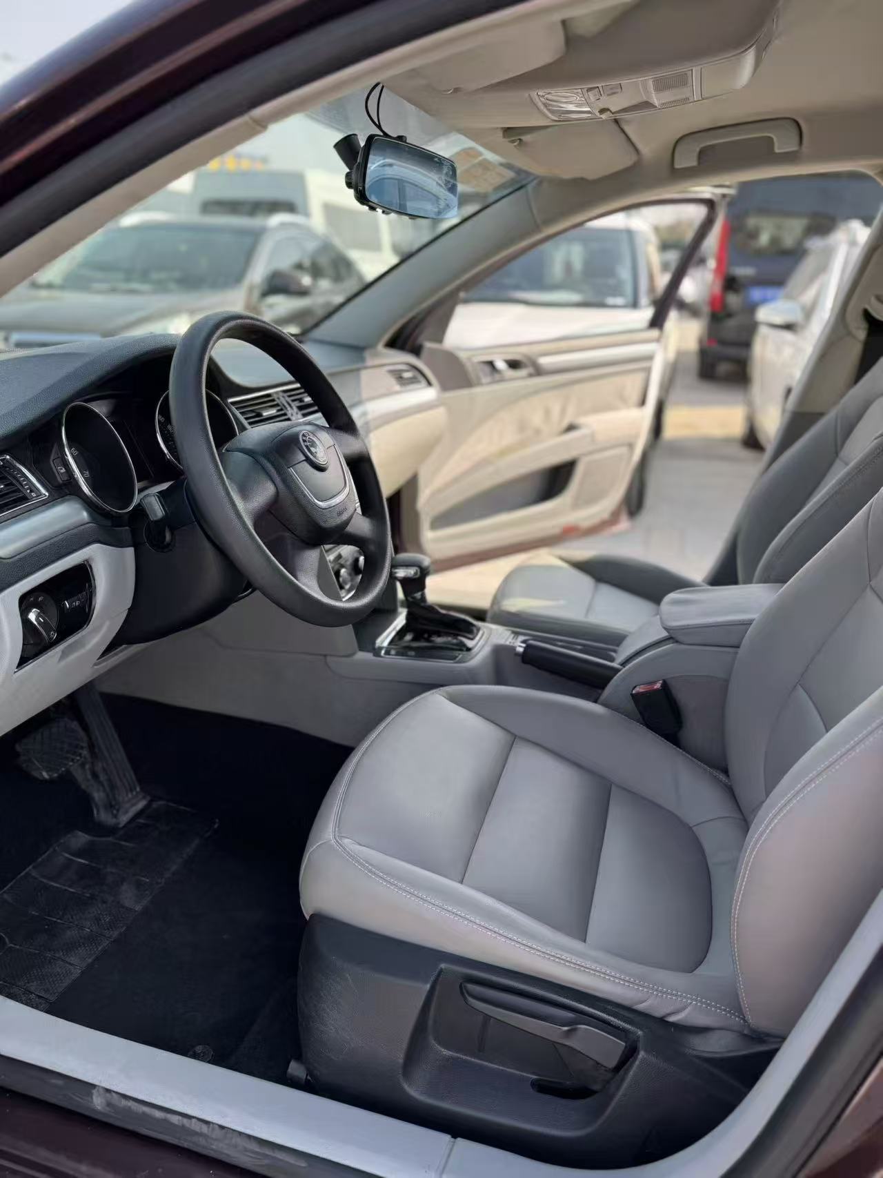 Skoda Superb 2012 car image #7