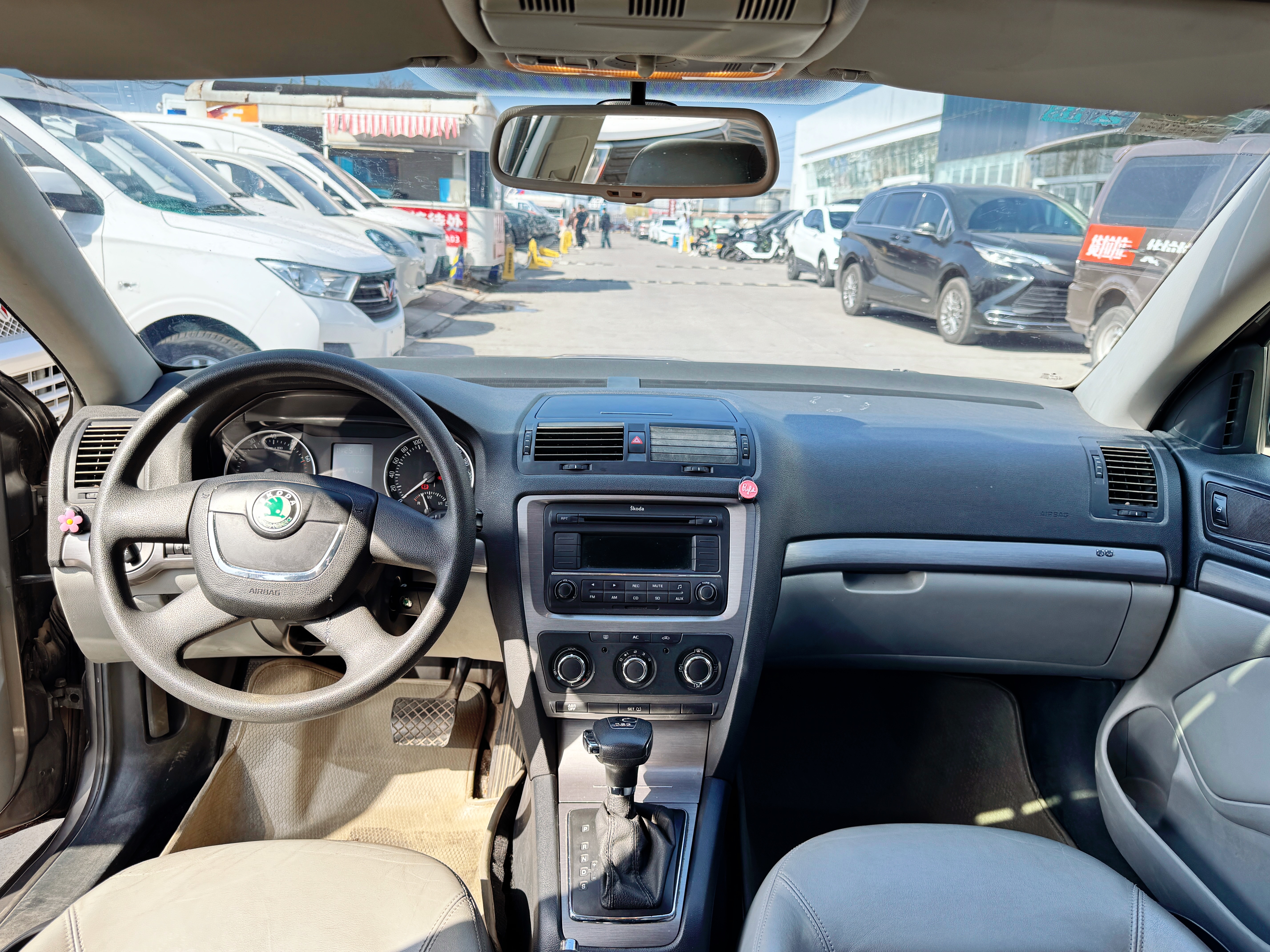 Skoda Octavia 2010 car image #7